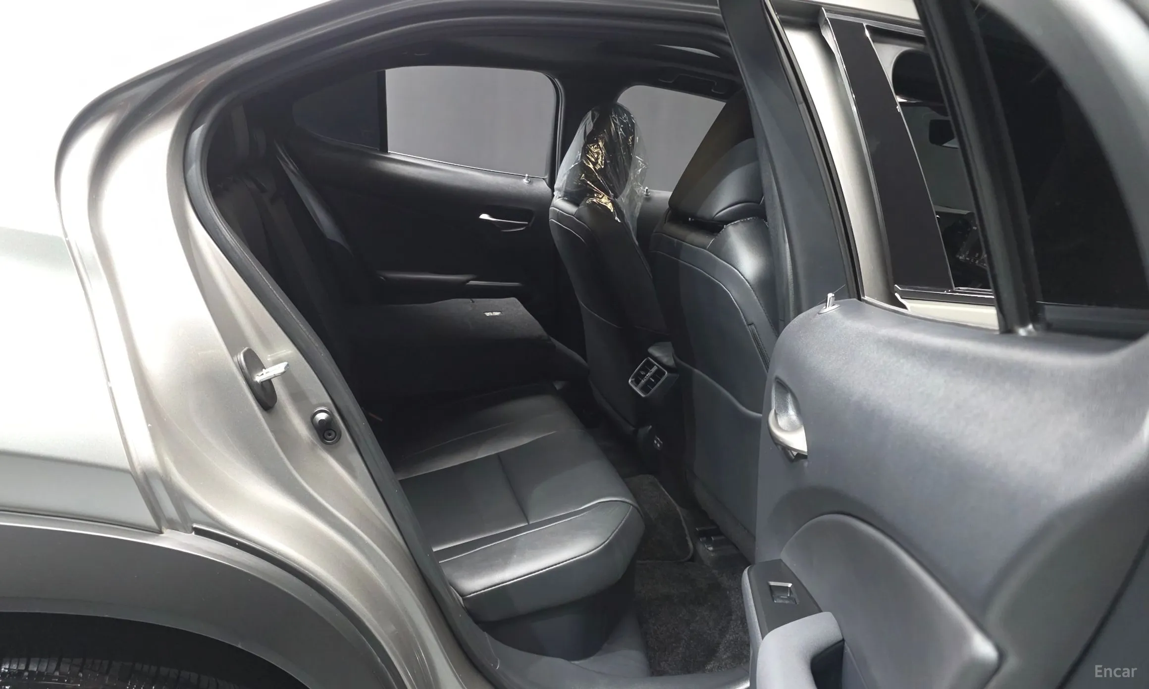 Lexus UX300h превью 12