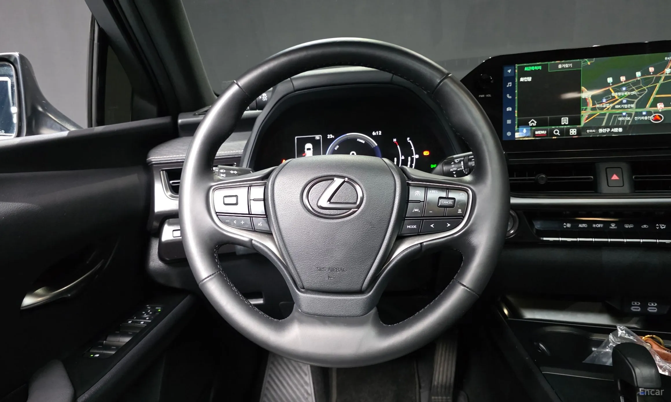 Lexus UX300h превью 13