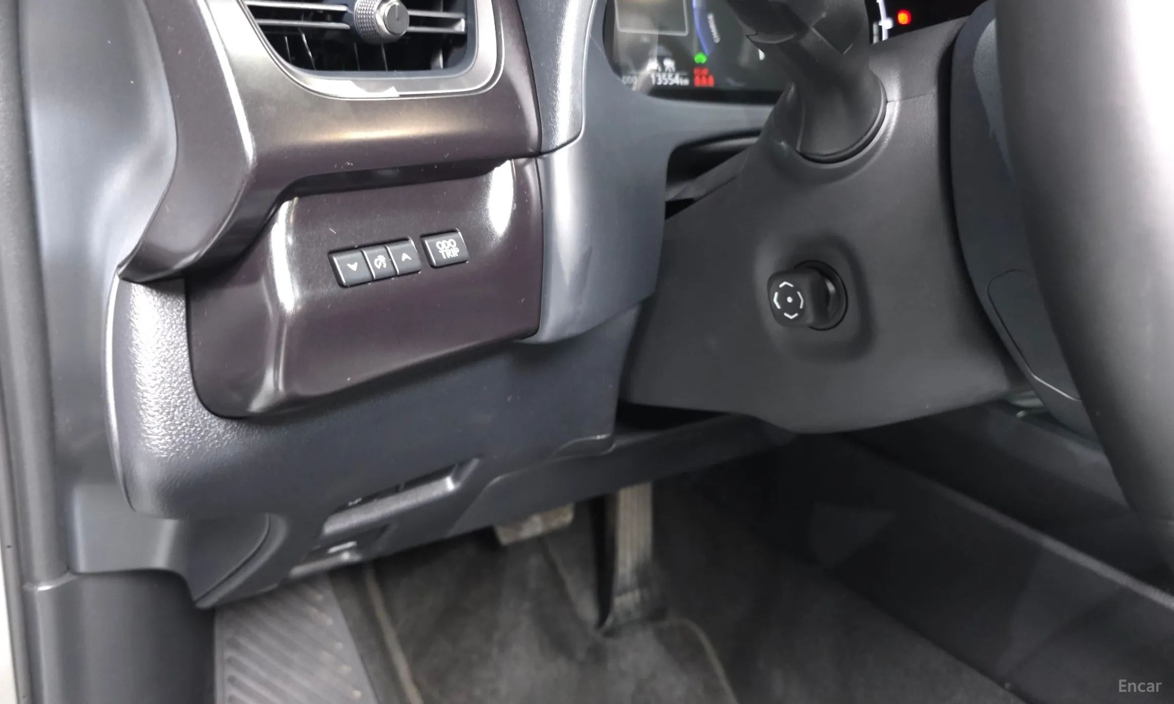 Lexus UX300h превью 14