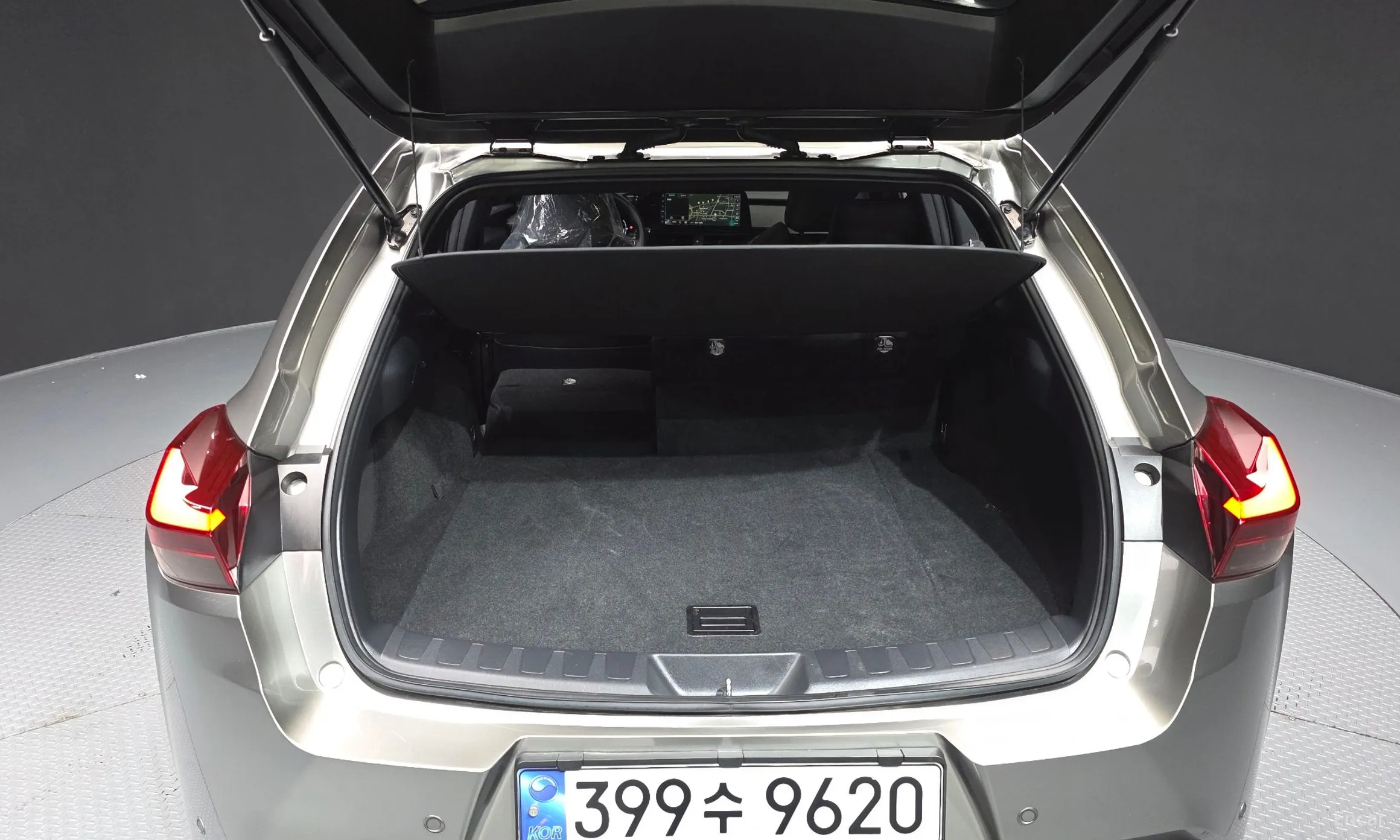 Lexus UX300h превью 20