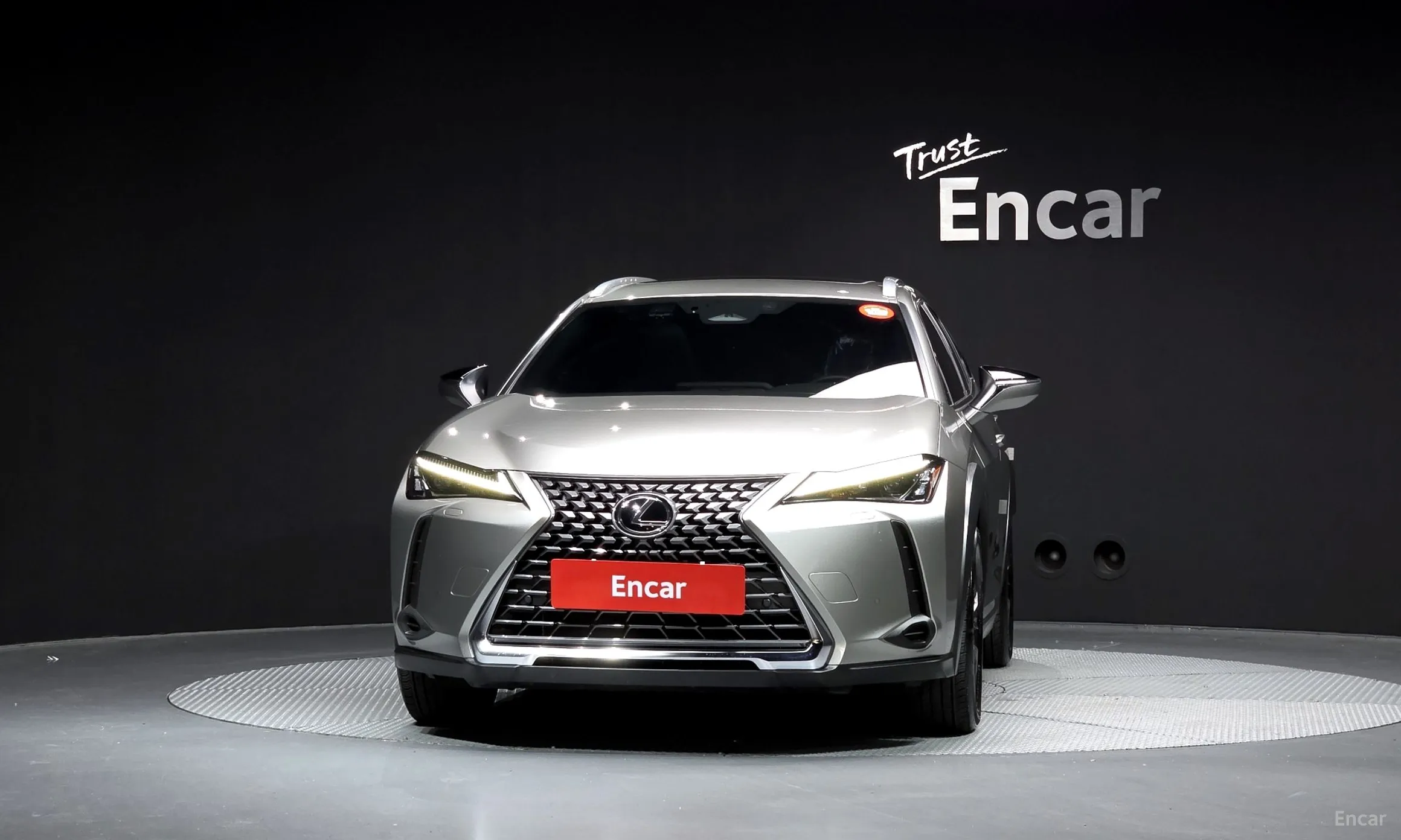 Lexus UX300h превью 3