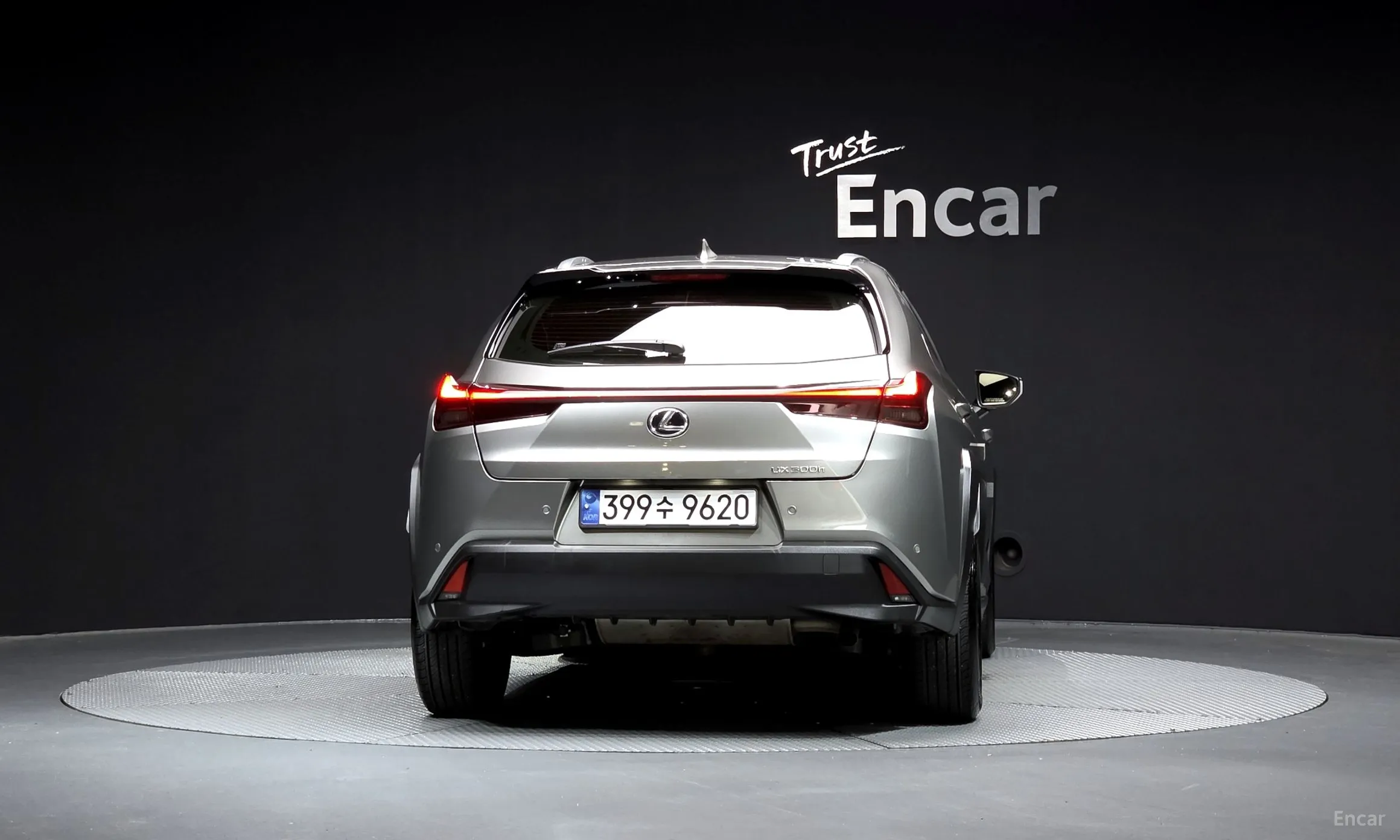 Lexus UX300h превью 4