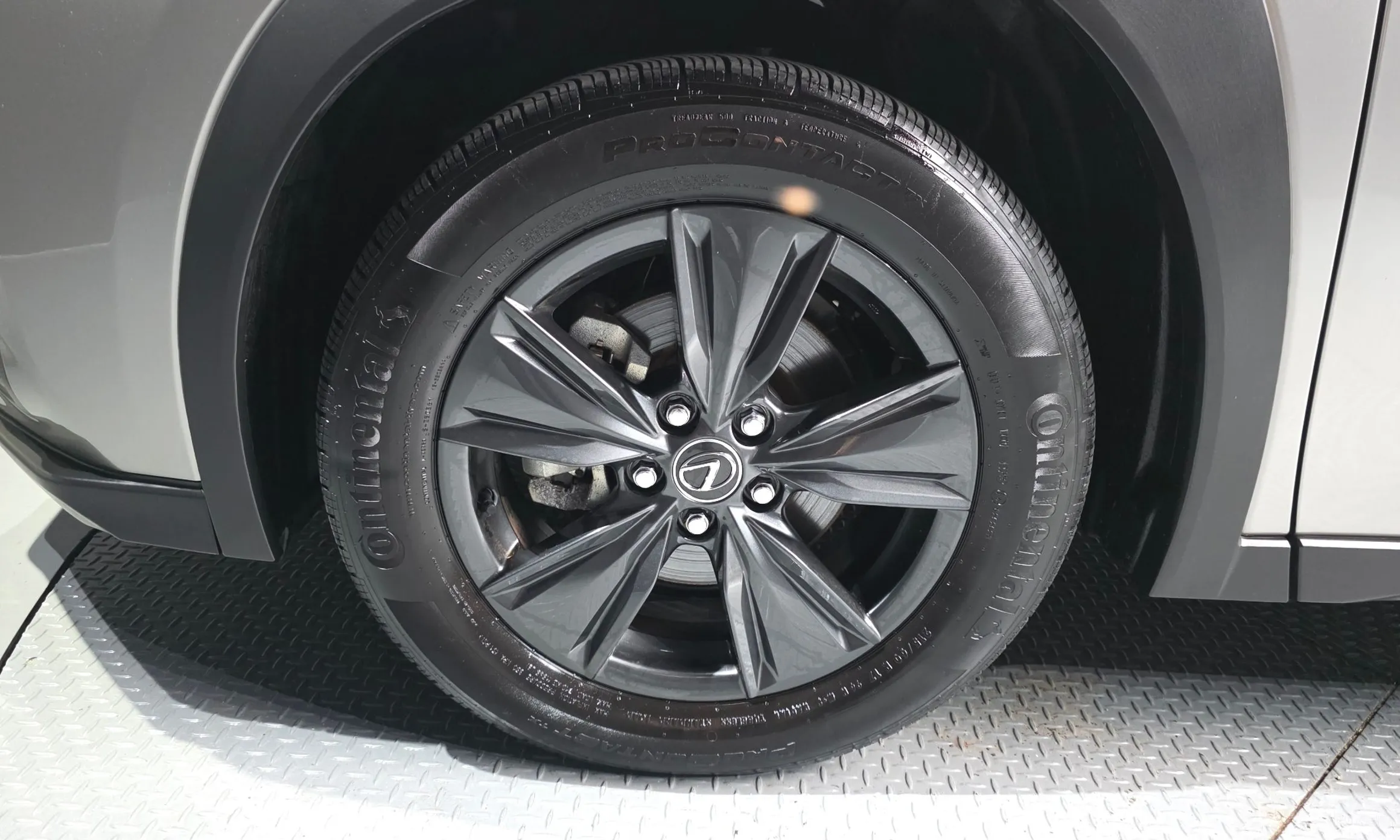 Lexus UX300h превью 5