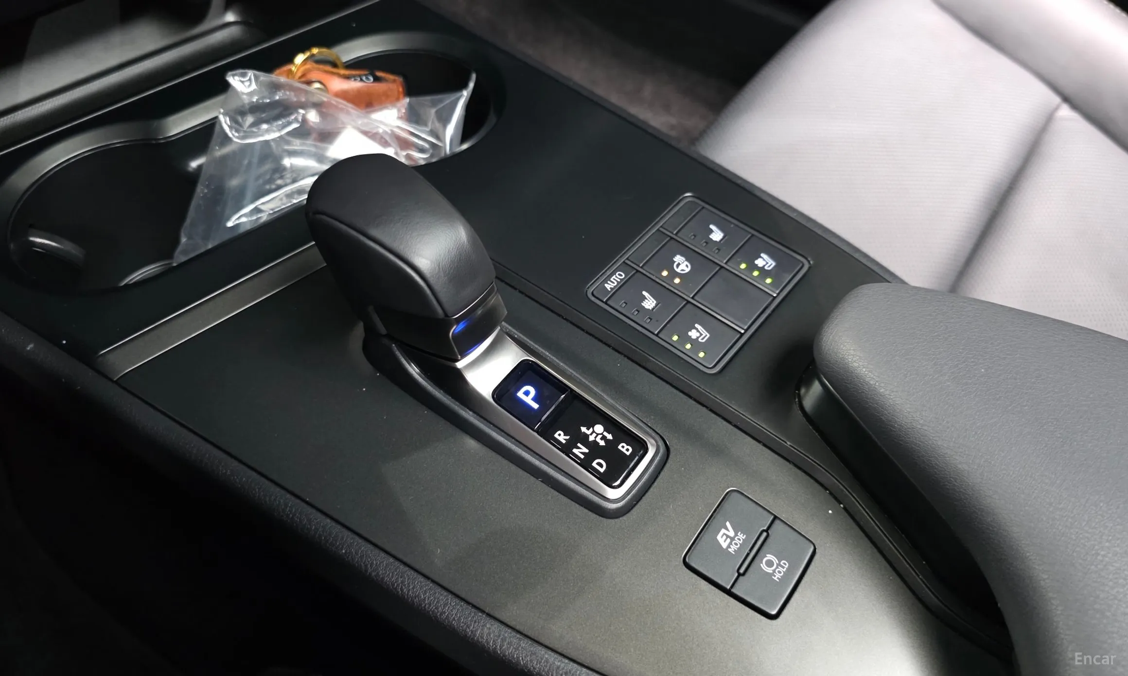 Lexus UX300h превью 9