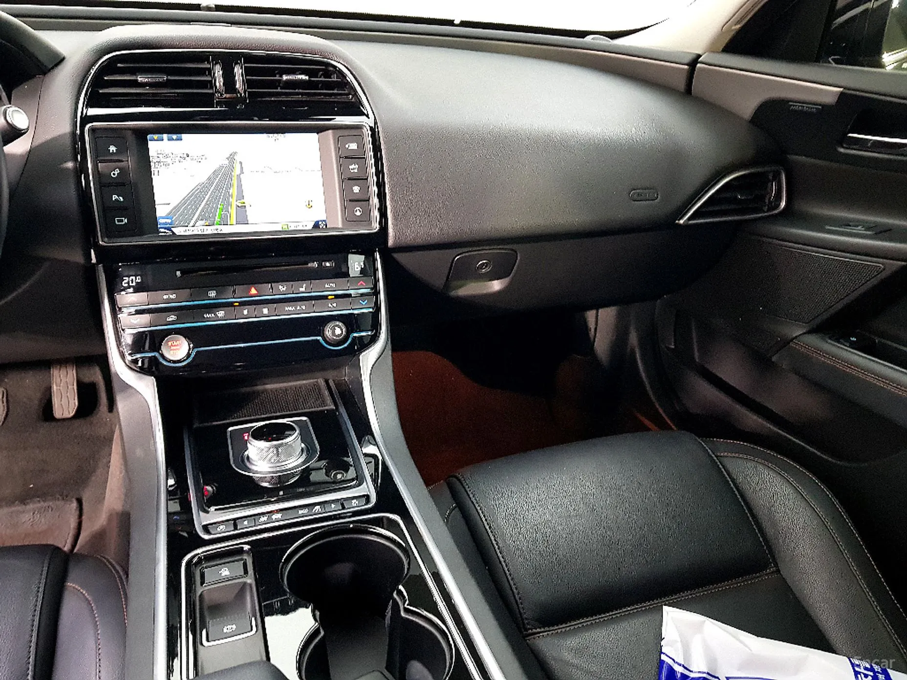 Jaguar XE превью 10