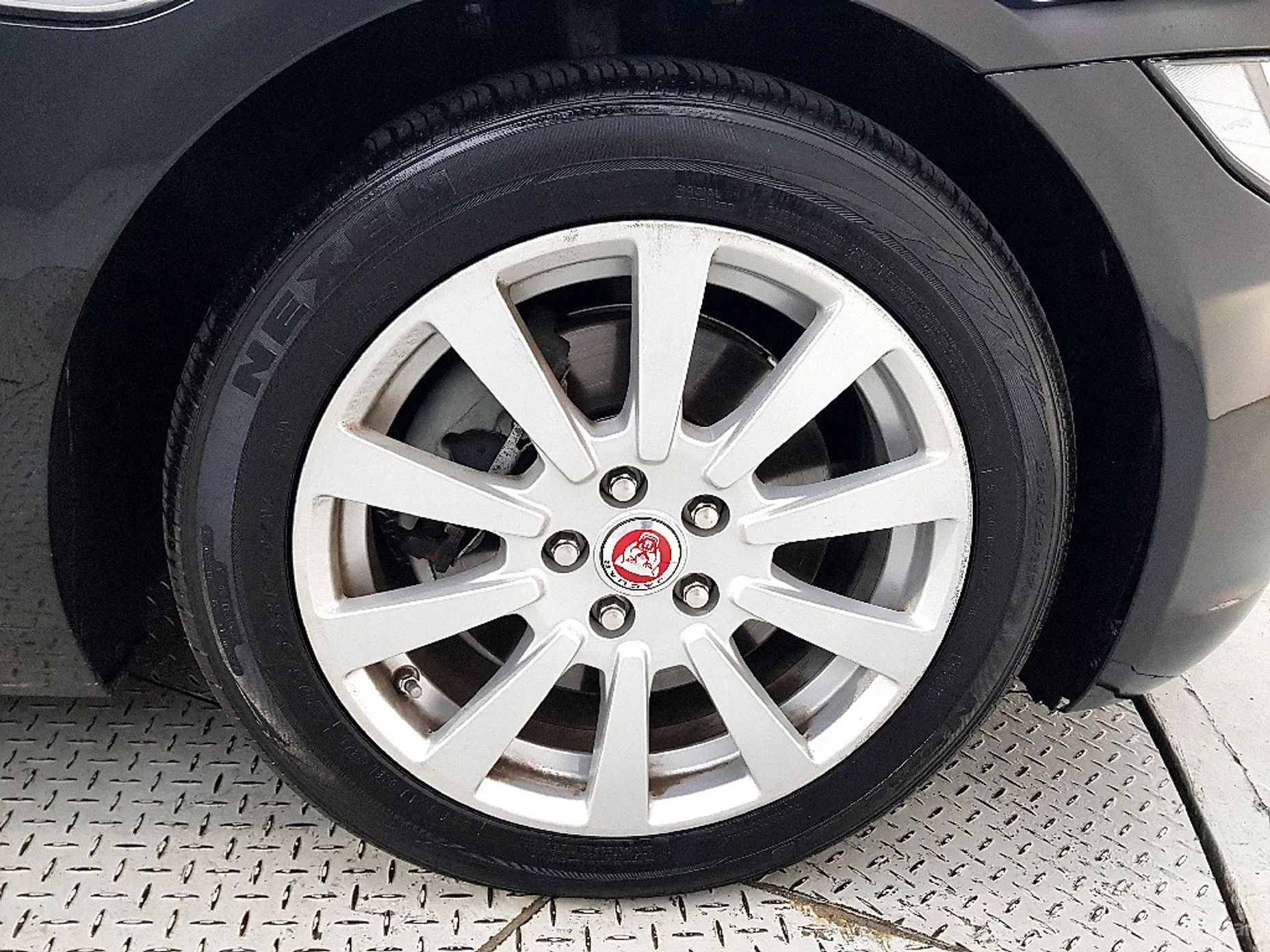 Jaguar XE превью 20