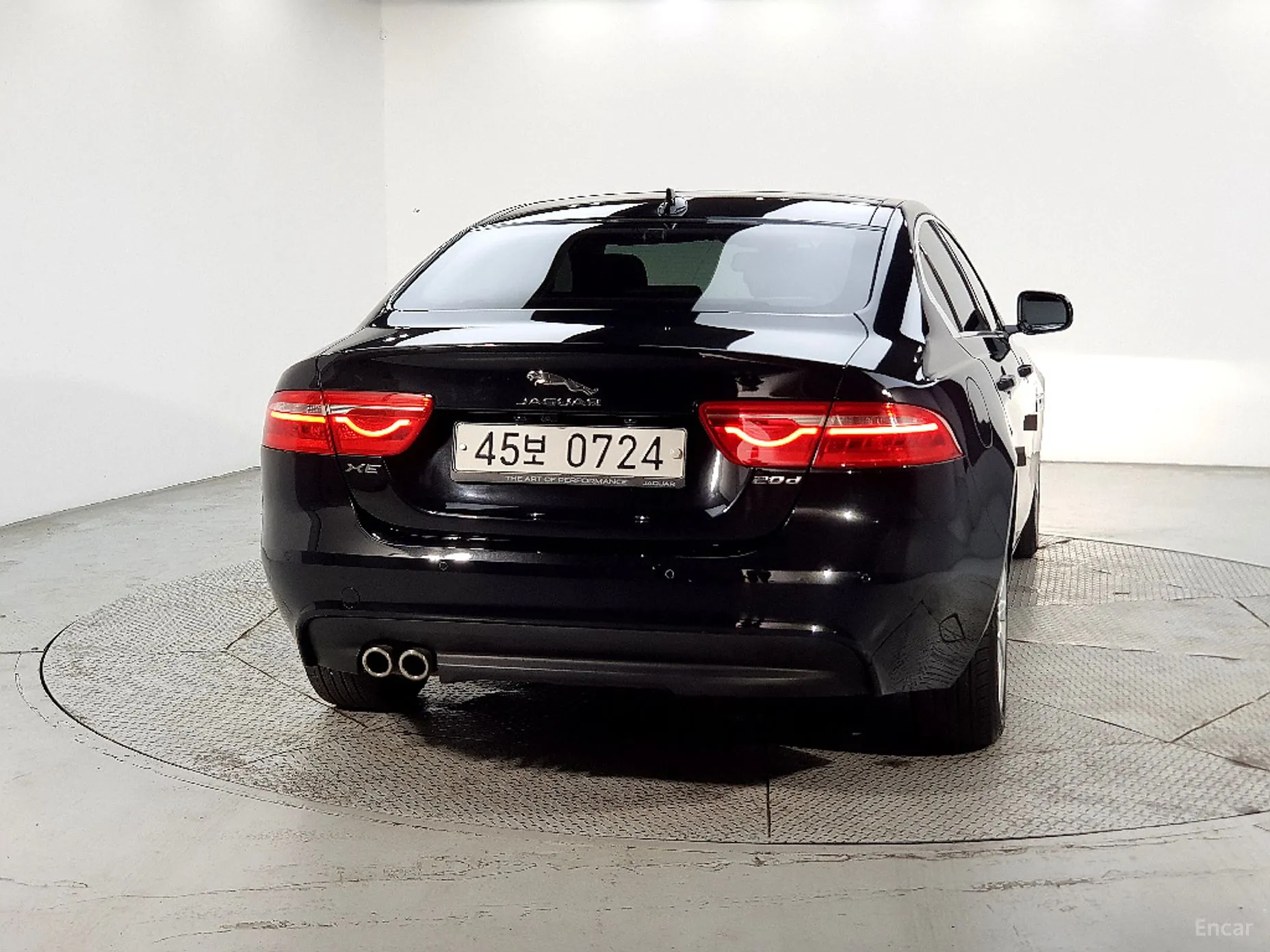 Jaguar XE превью 3