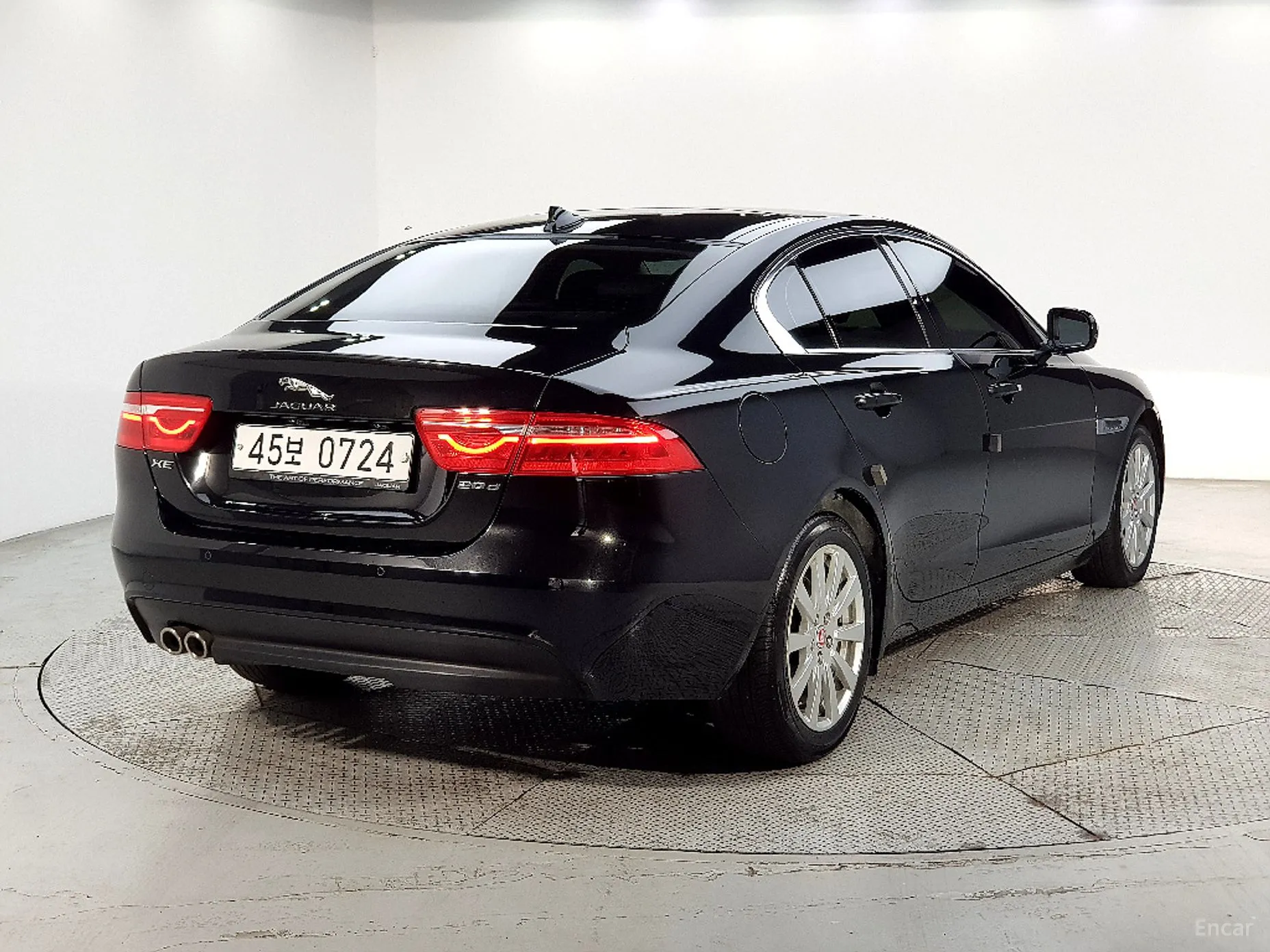 Jaguar XE превью 4