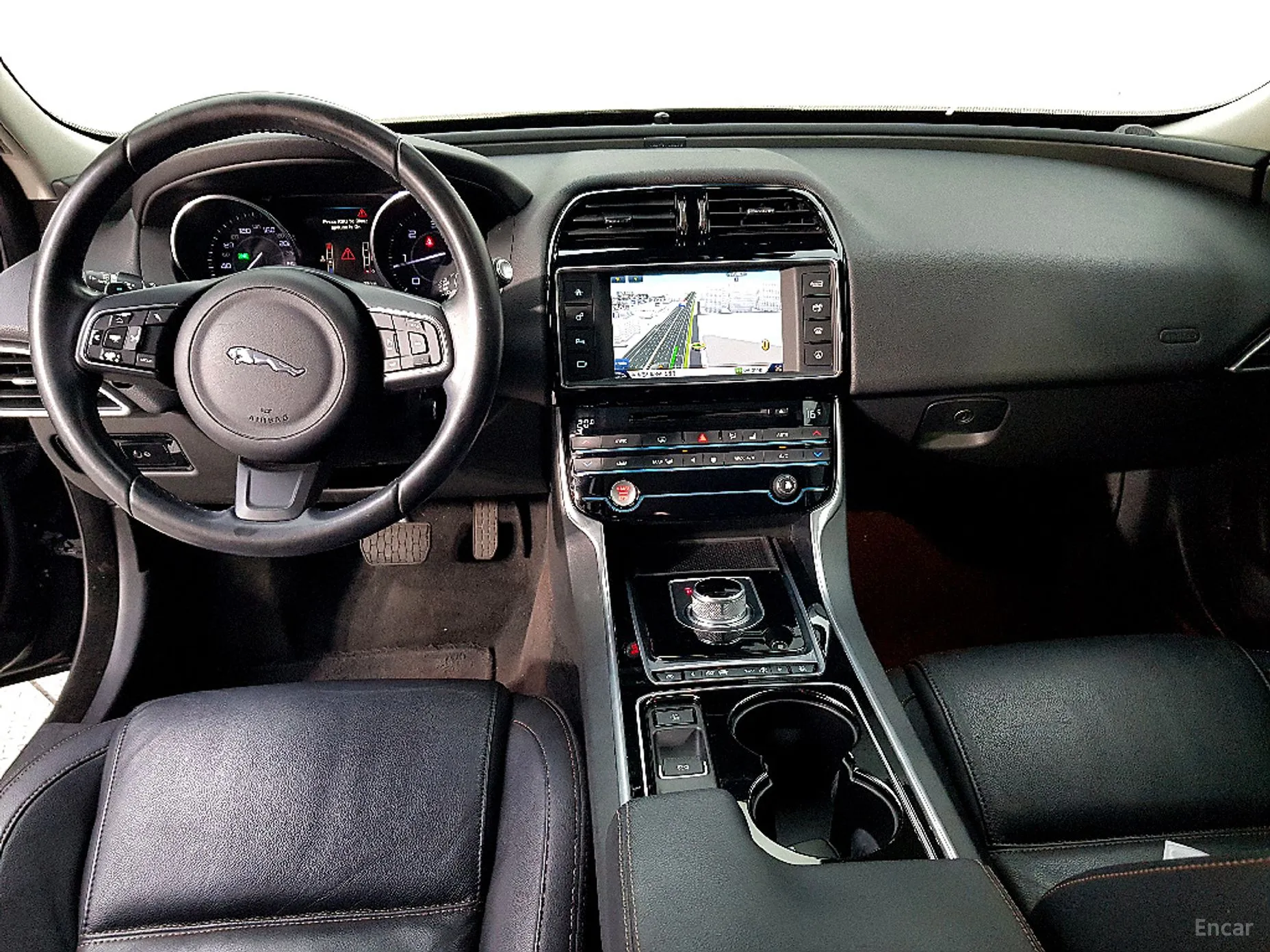 Jaguar XE превью 5