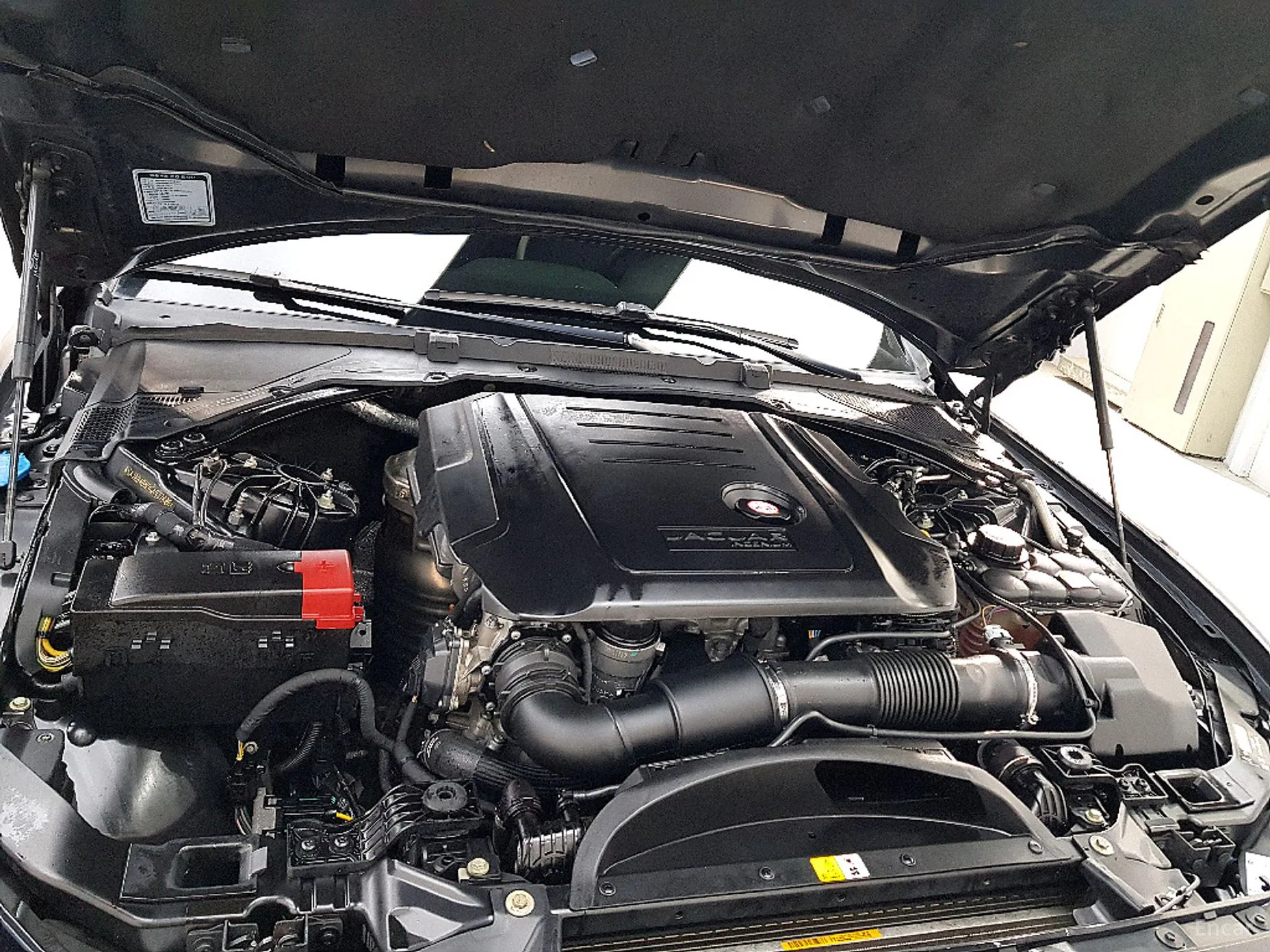 Jaguar XE превью 6