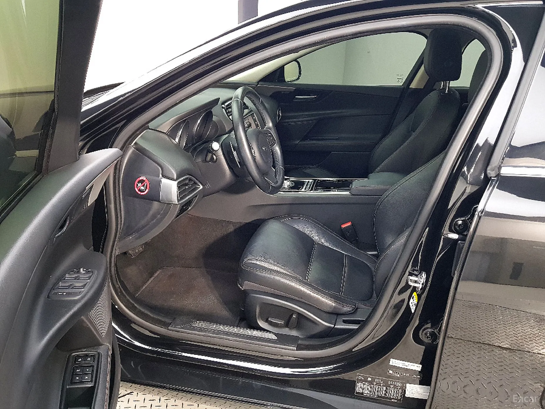 Jaguar XE превью 8