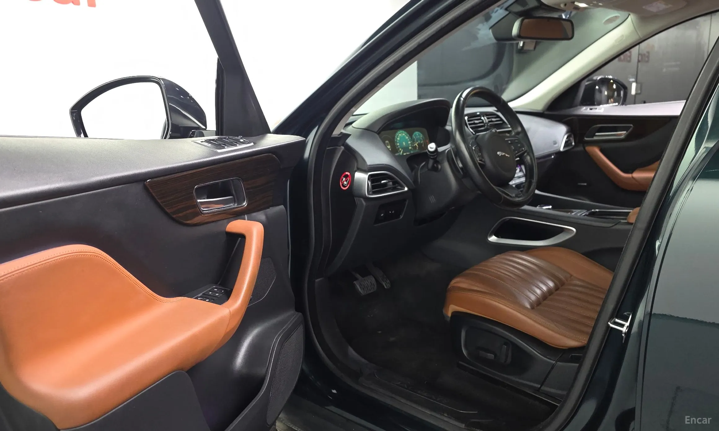 Jaguar F-PACE превью 10