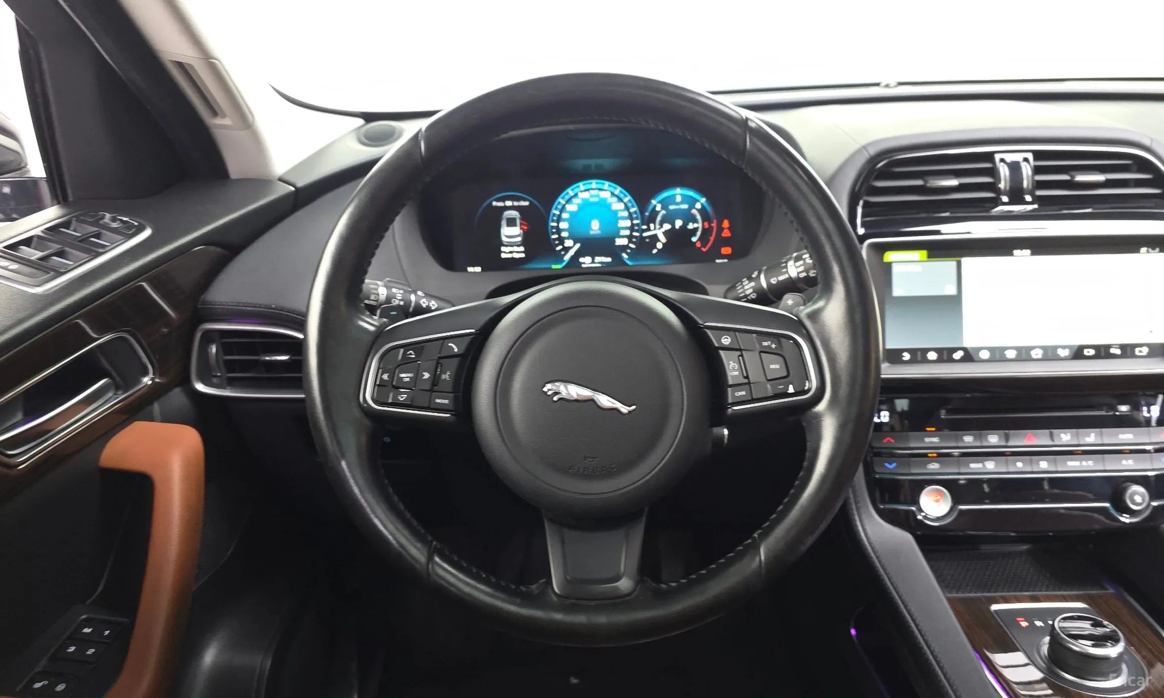 Jaguar F-PACE превью 13