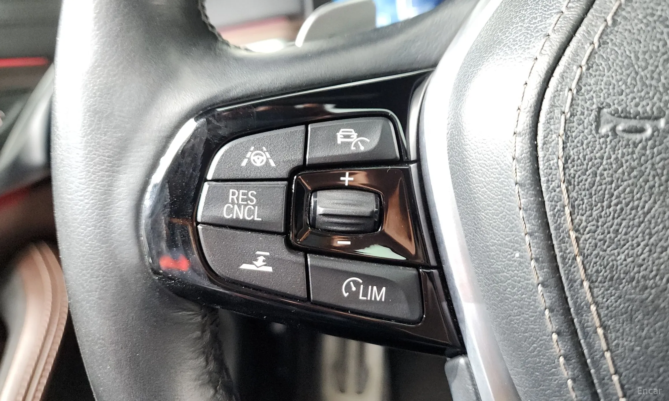 BMW 5 Series (G30) превью 16