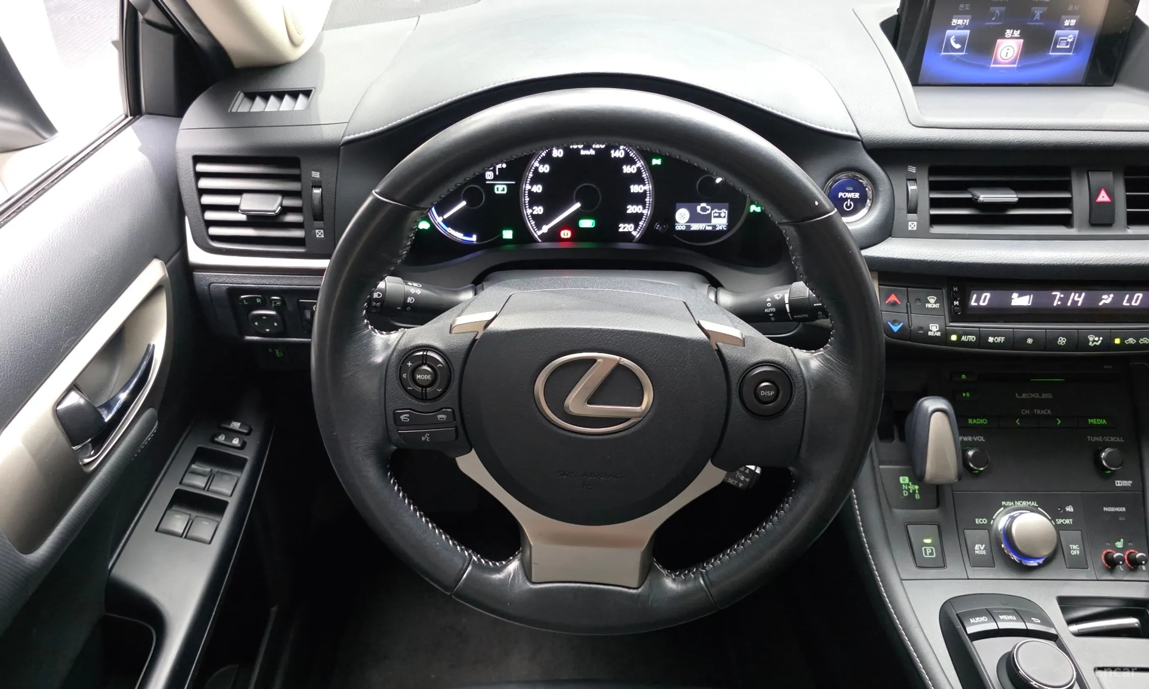 Lexus CT200h превью 13