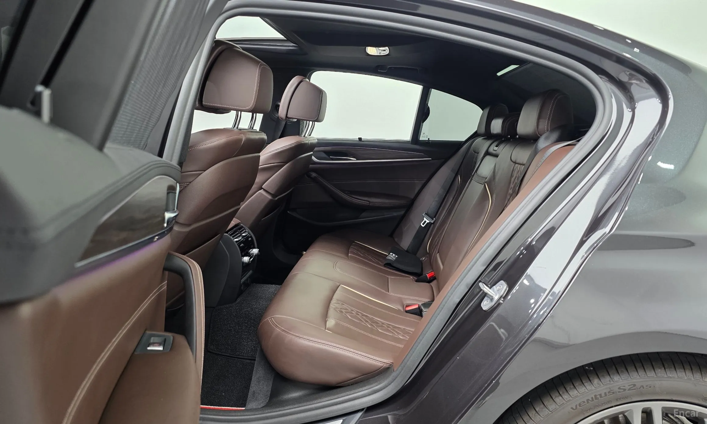 BMW 5 Series (G30) превью 12