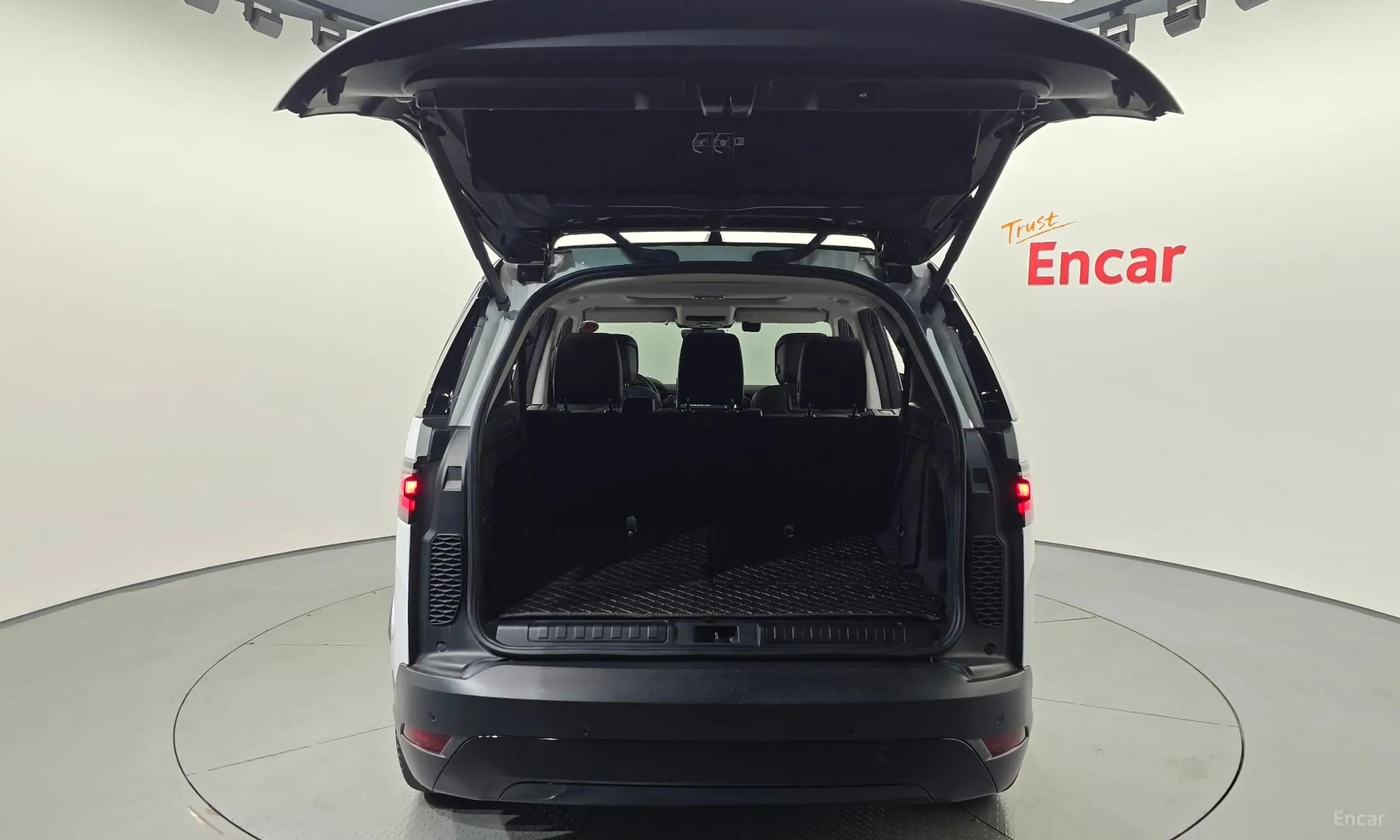 Land Rover Discovery 5 превью 20