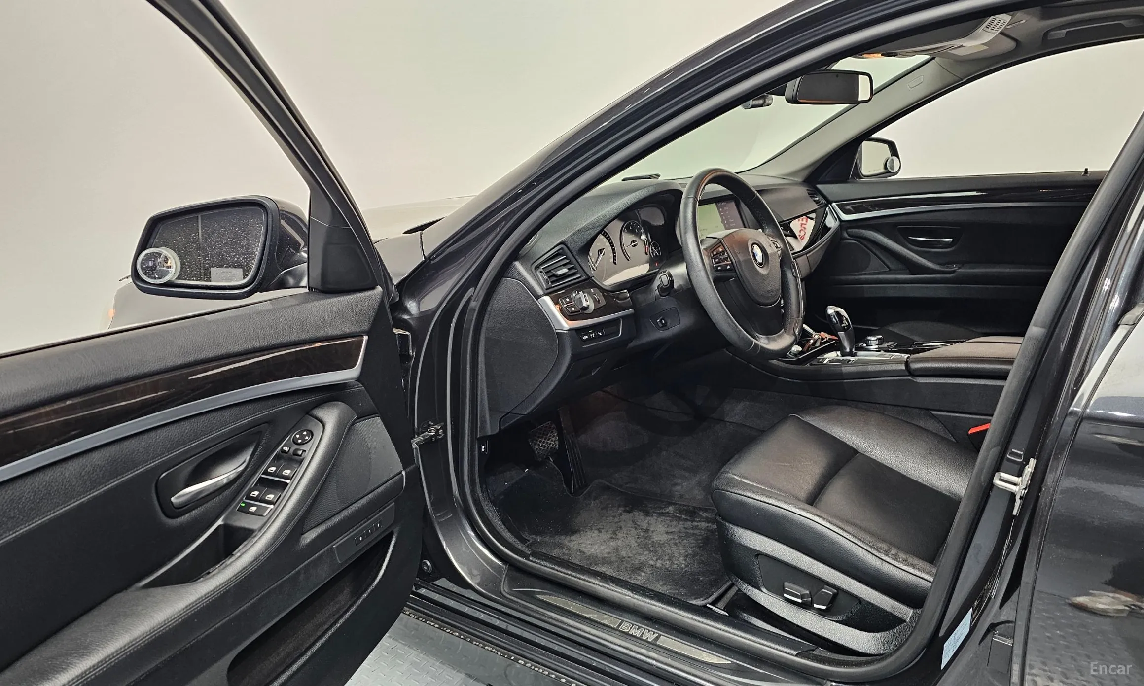 BMW 5 Series (F10) превью 10