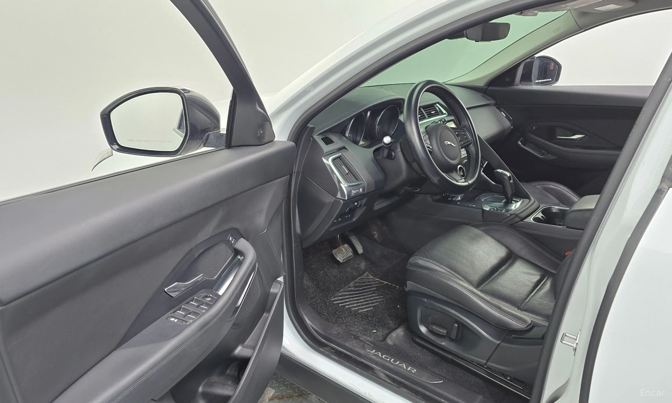 Jaguar E-PACE превью 10