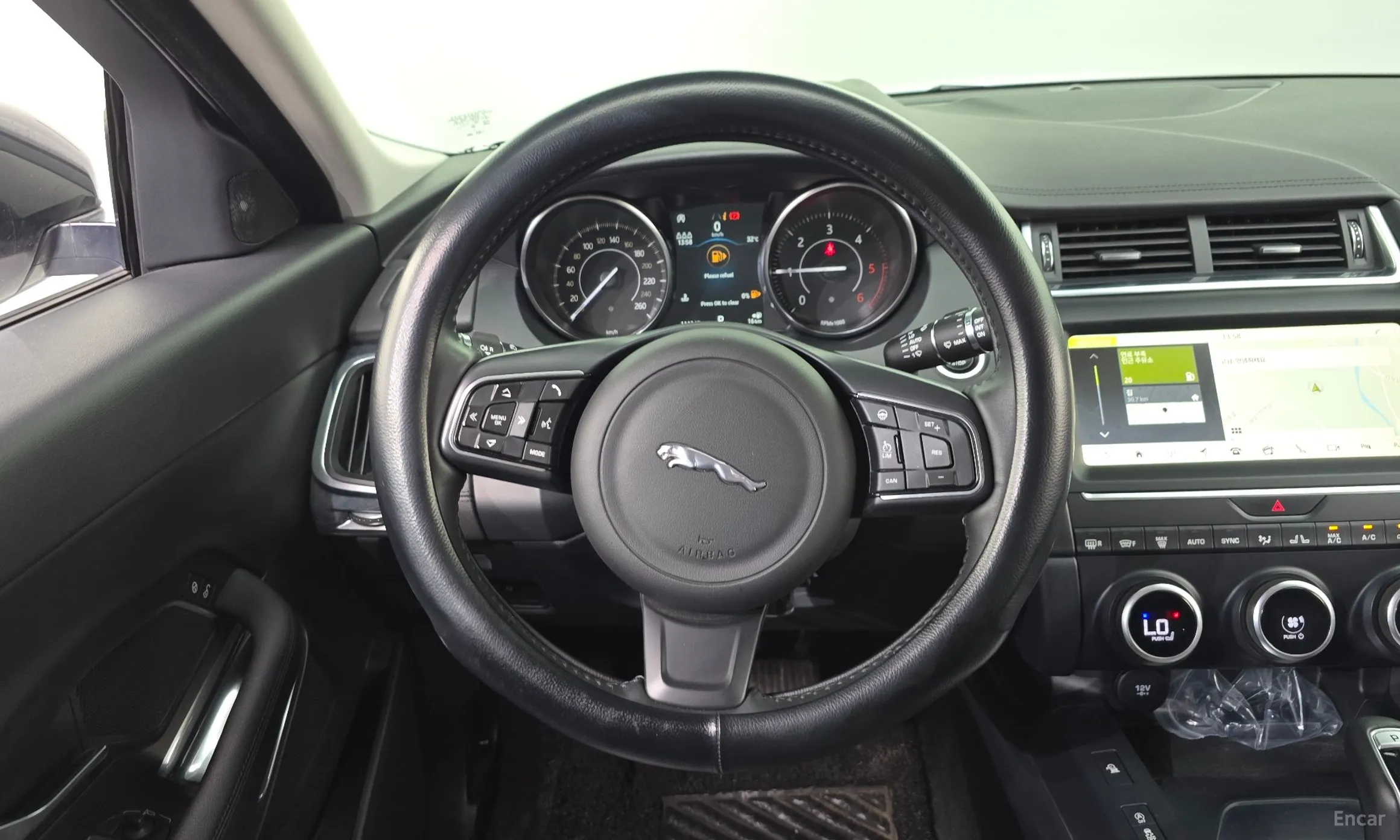 Jaguar E-PACE превью 13