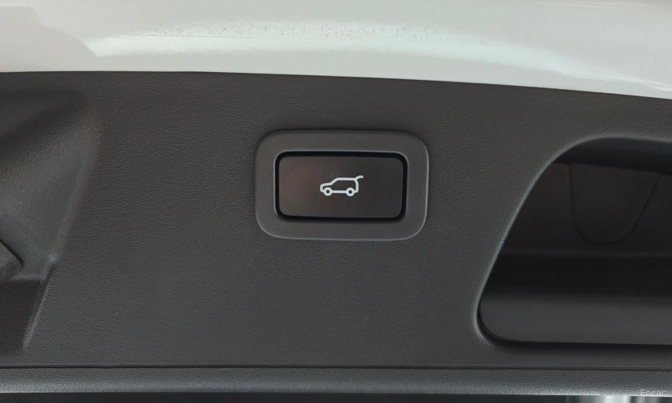 Jaguar E-PACE превью 19