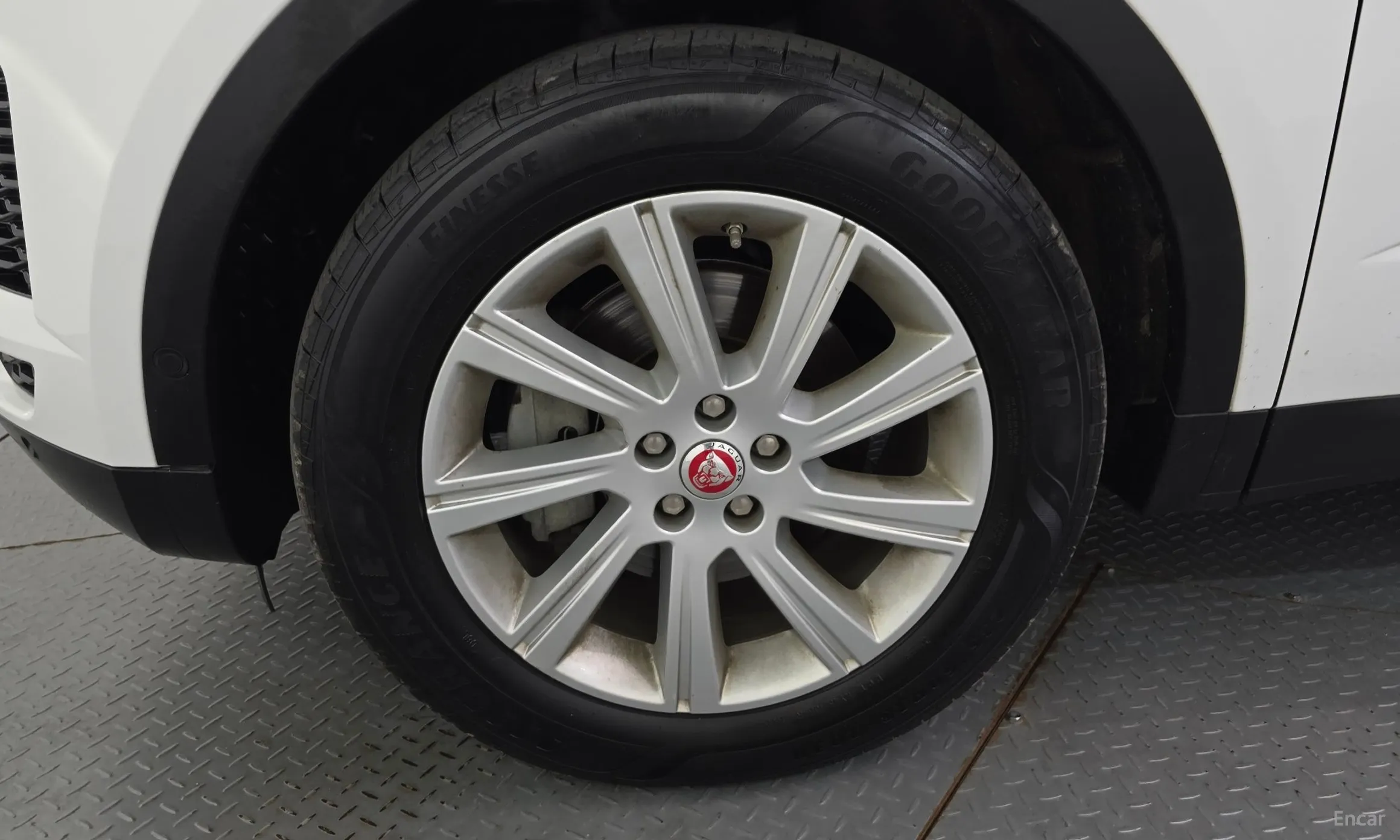 Jaguar E-PACE превью 5
