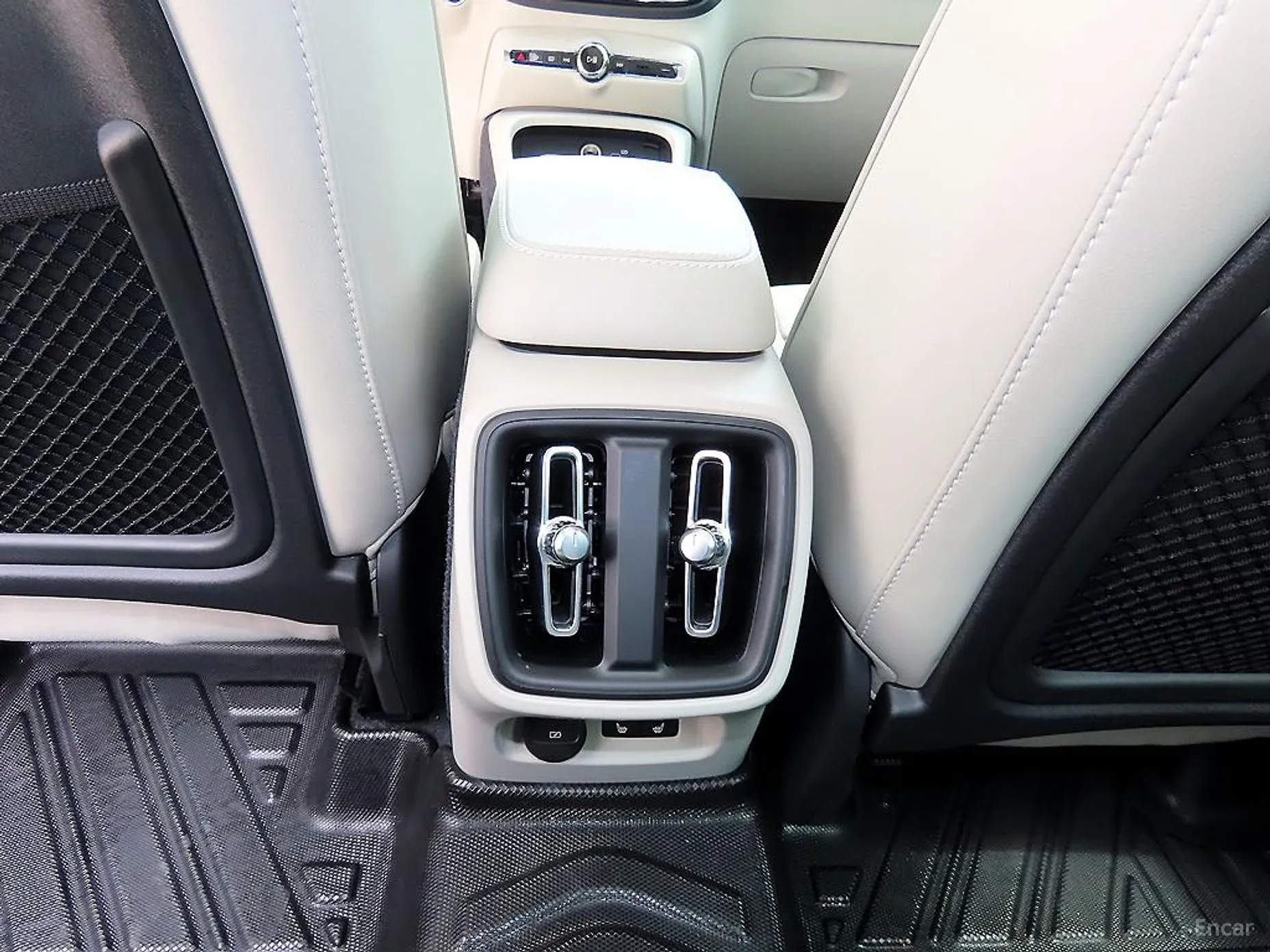 Volvo XC40 превью 15