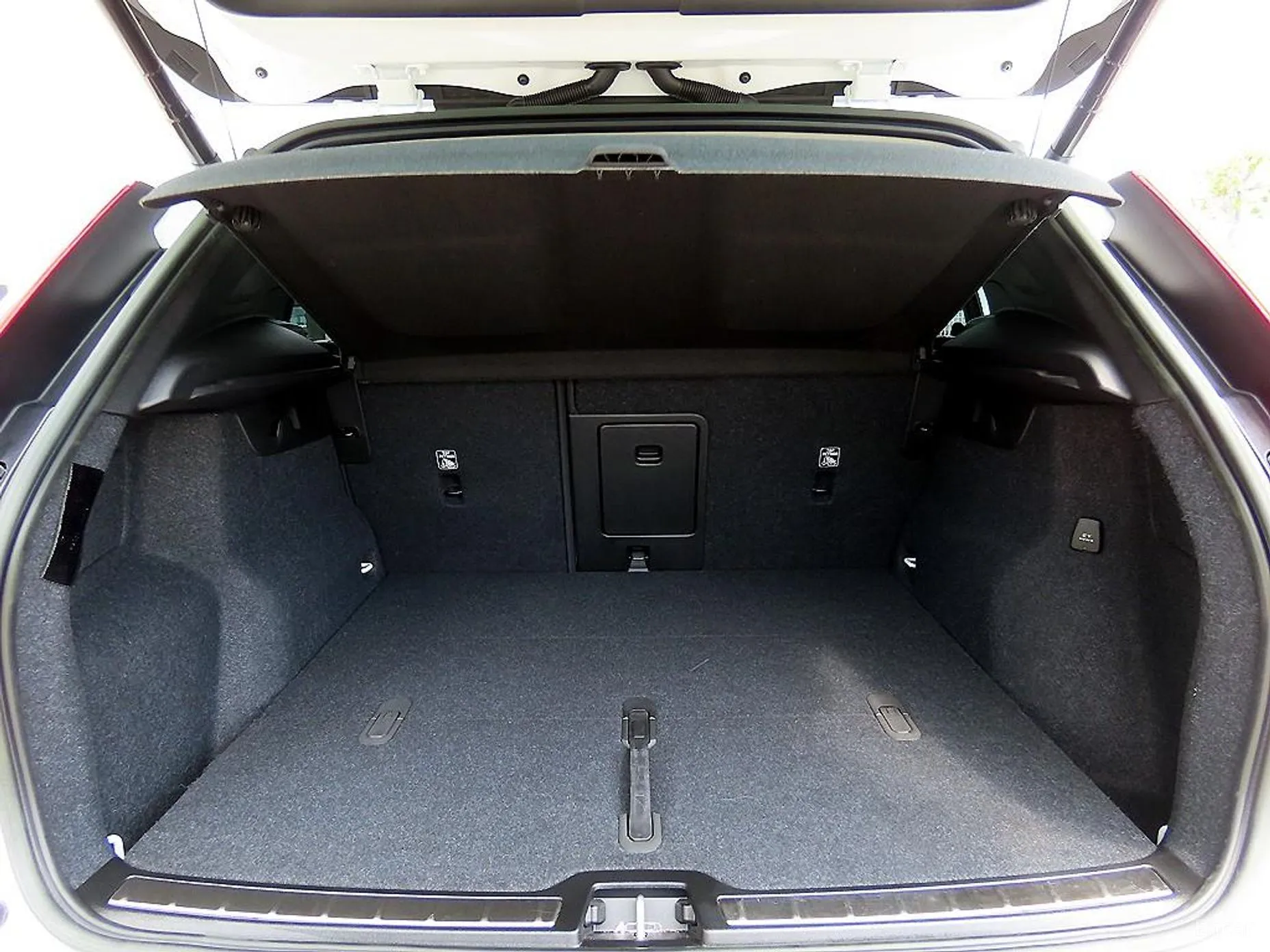 Volvo XC40 превью 17