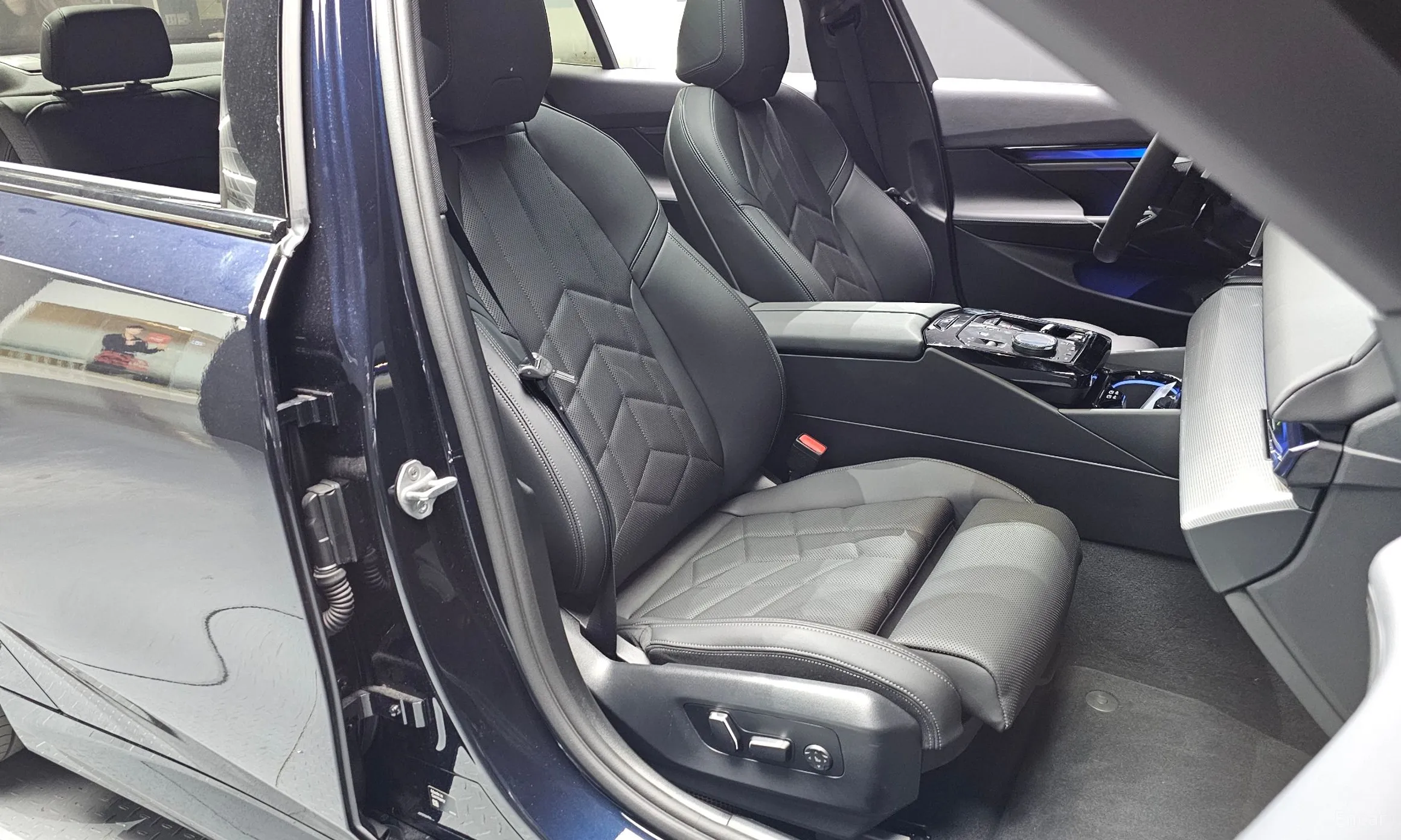 BMW 5 Series (G60) превью 11