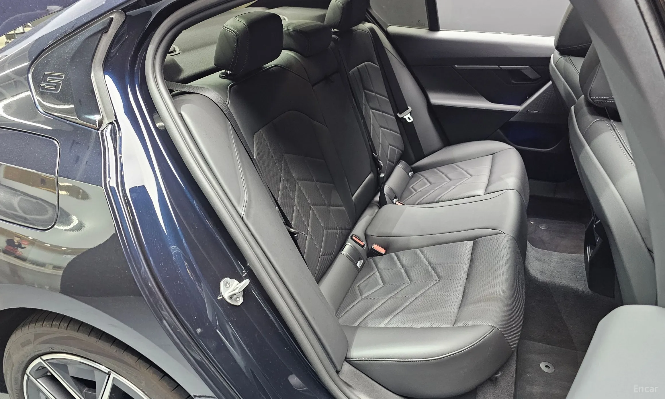 BMW 5 Series (G60) превью 12