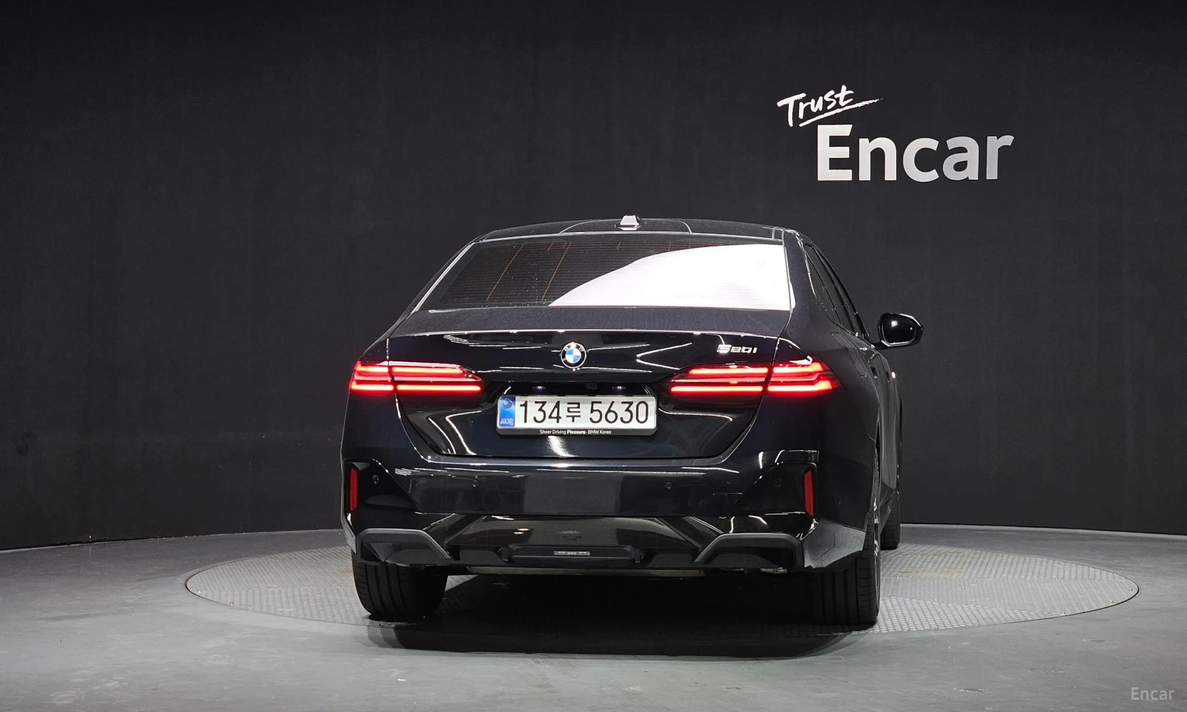 BMW 5 Series (G60) превью 4
