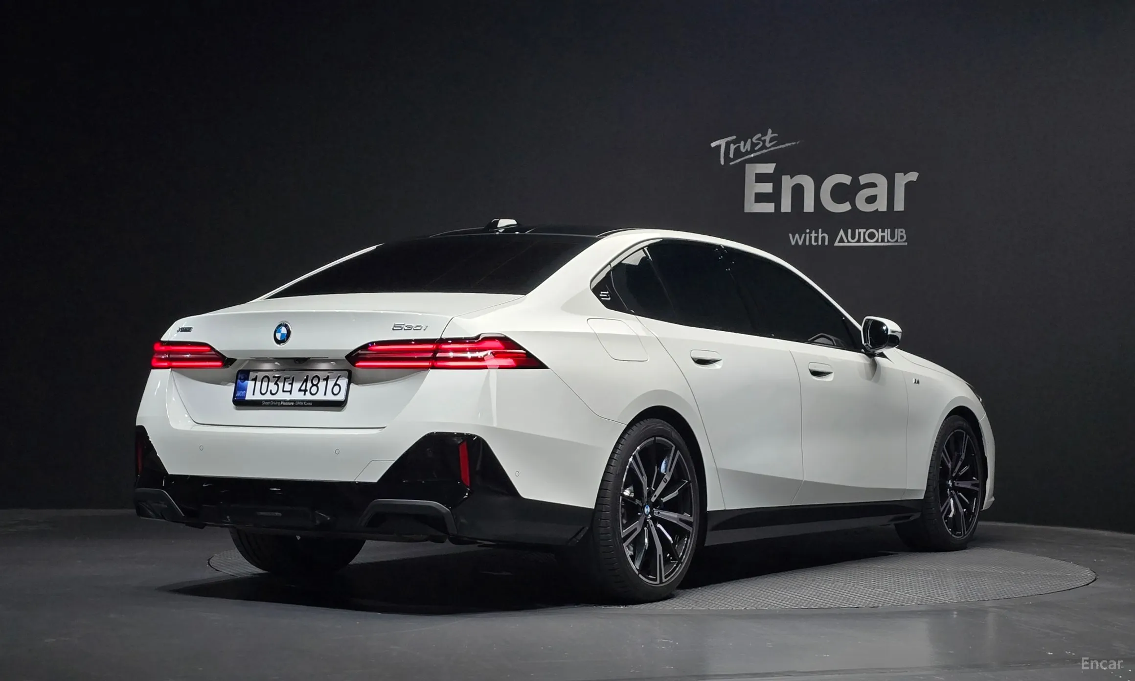 BMW 5 Series (G60) превью 2