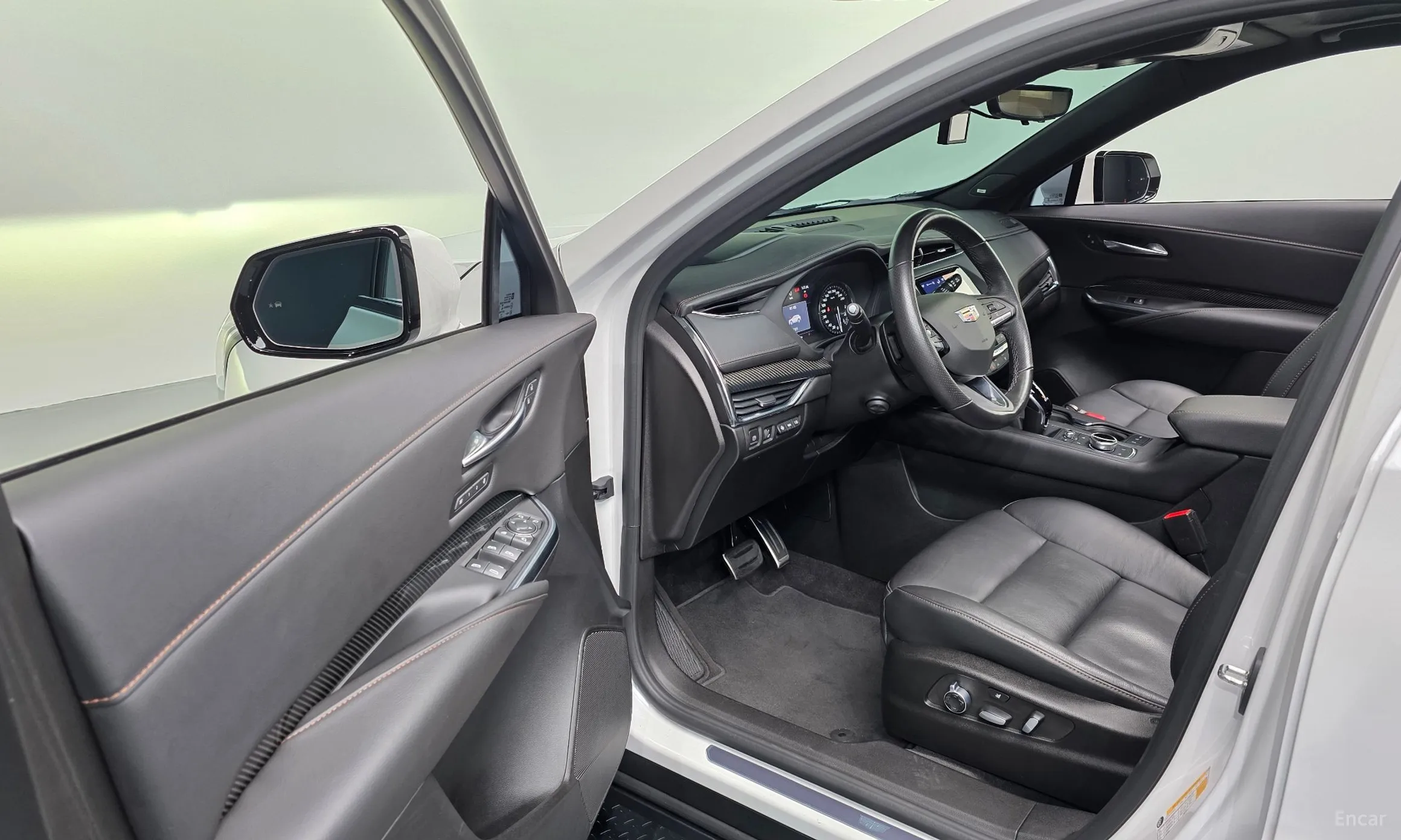 Cadillac XT4 превью 10