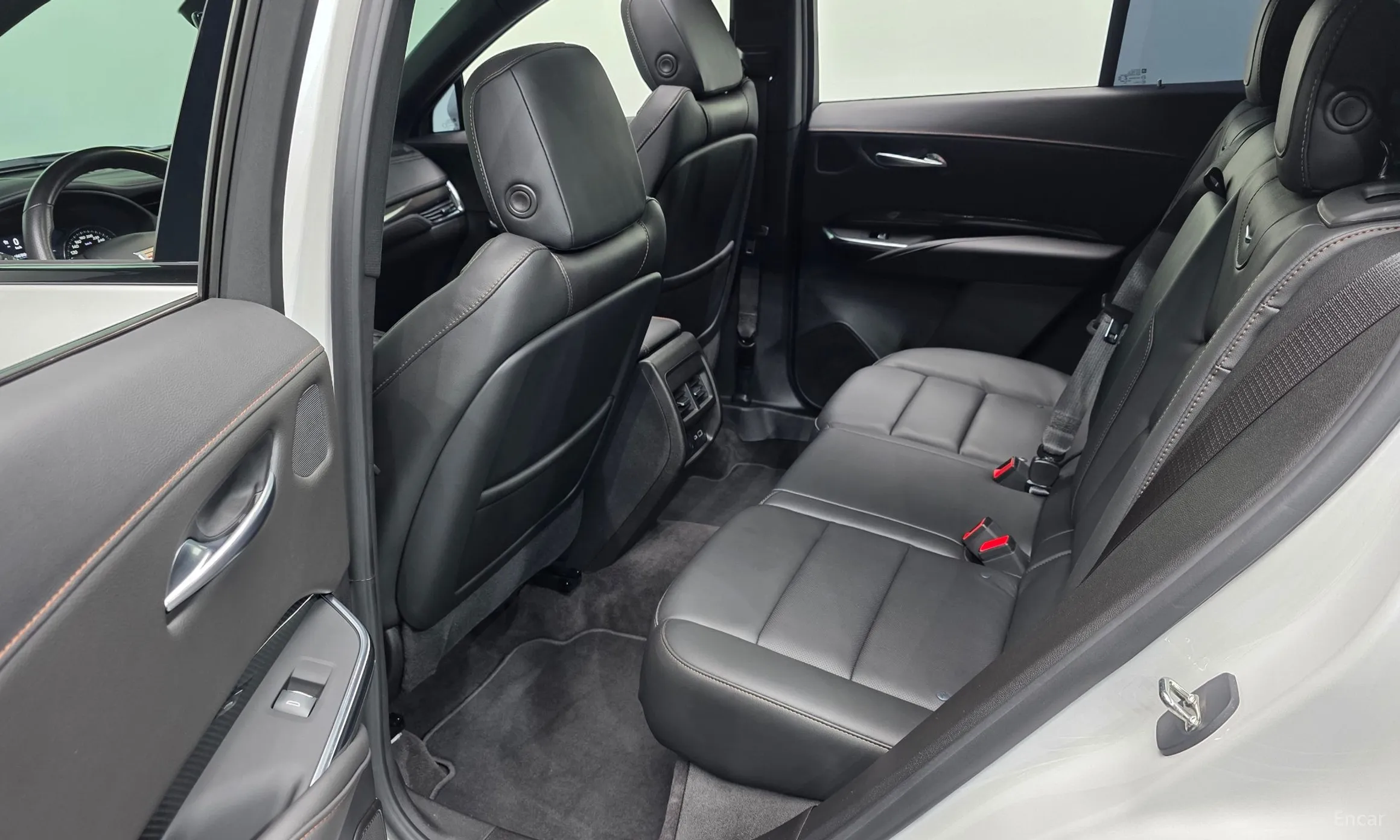Cadillac XT4 превью 12