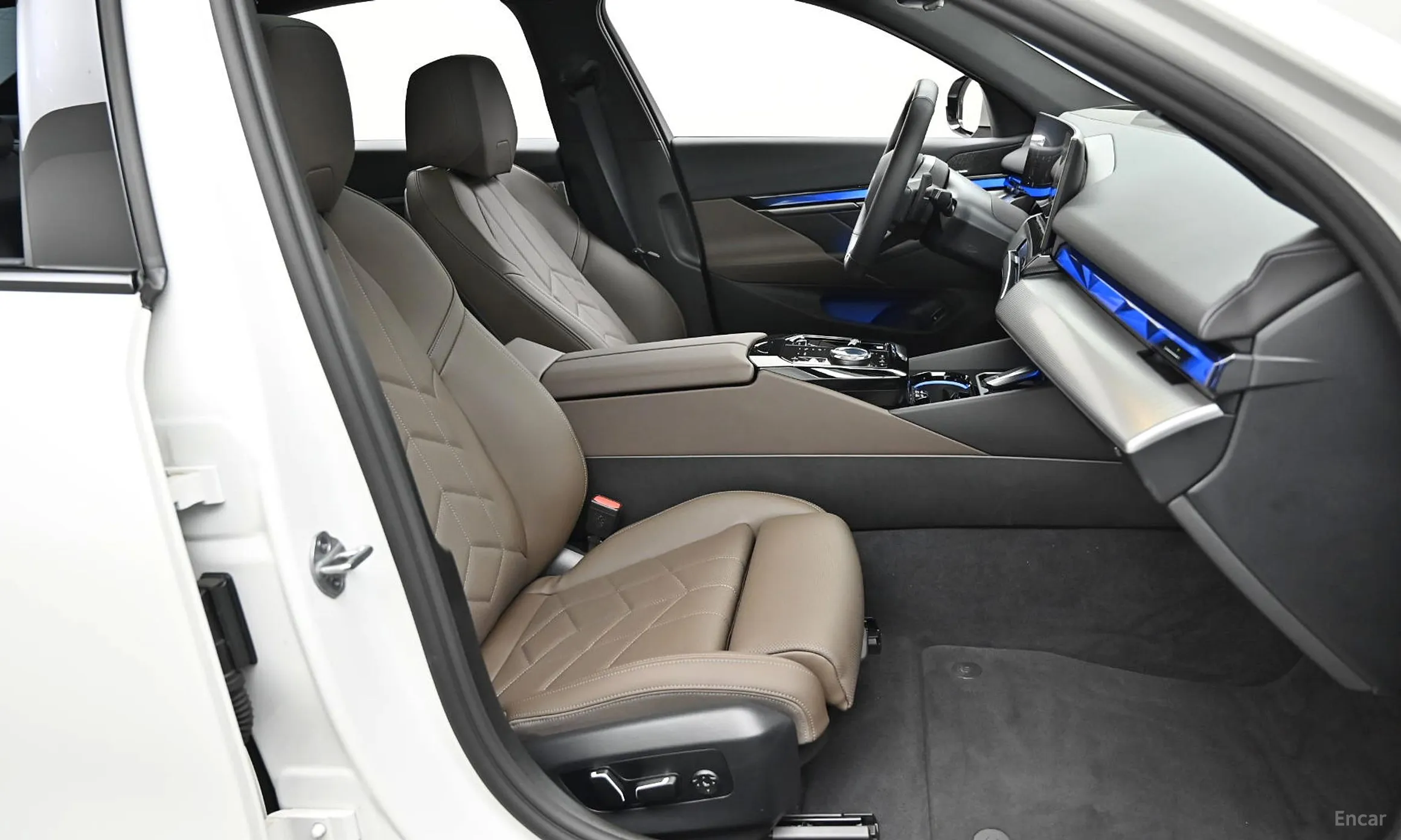 BMW 5 Series (G60) превью 10