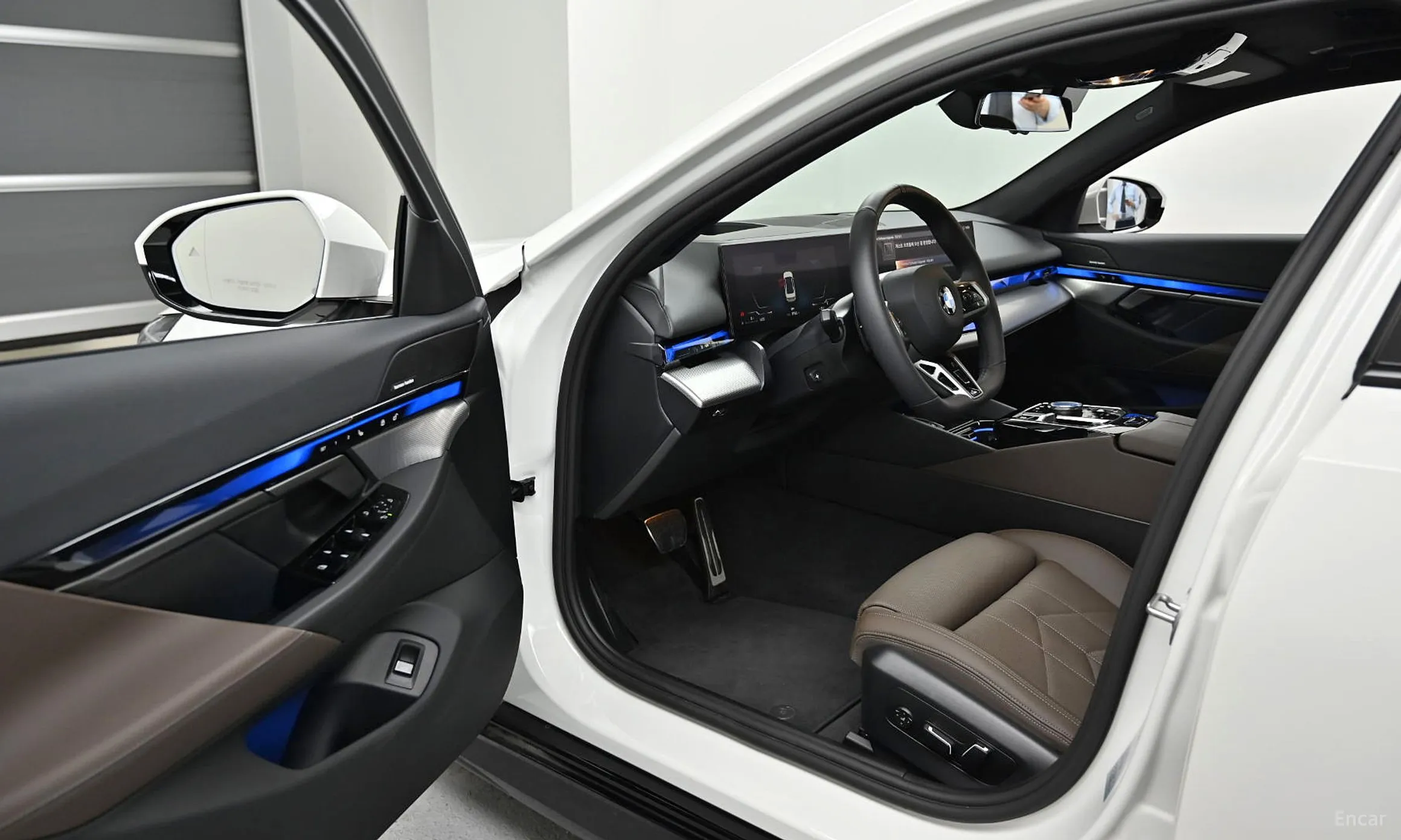 BMW 5 Series (G60) превью 11