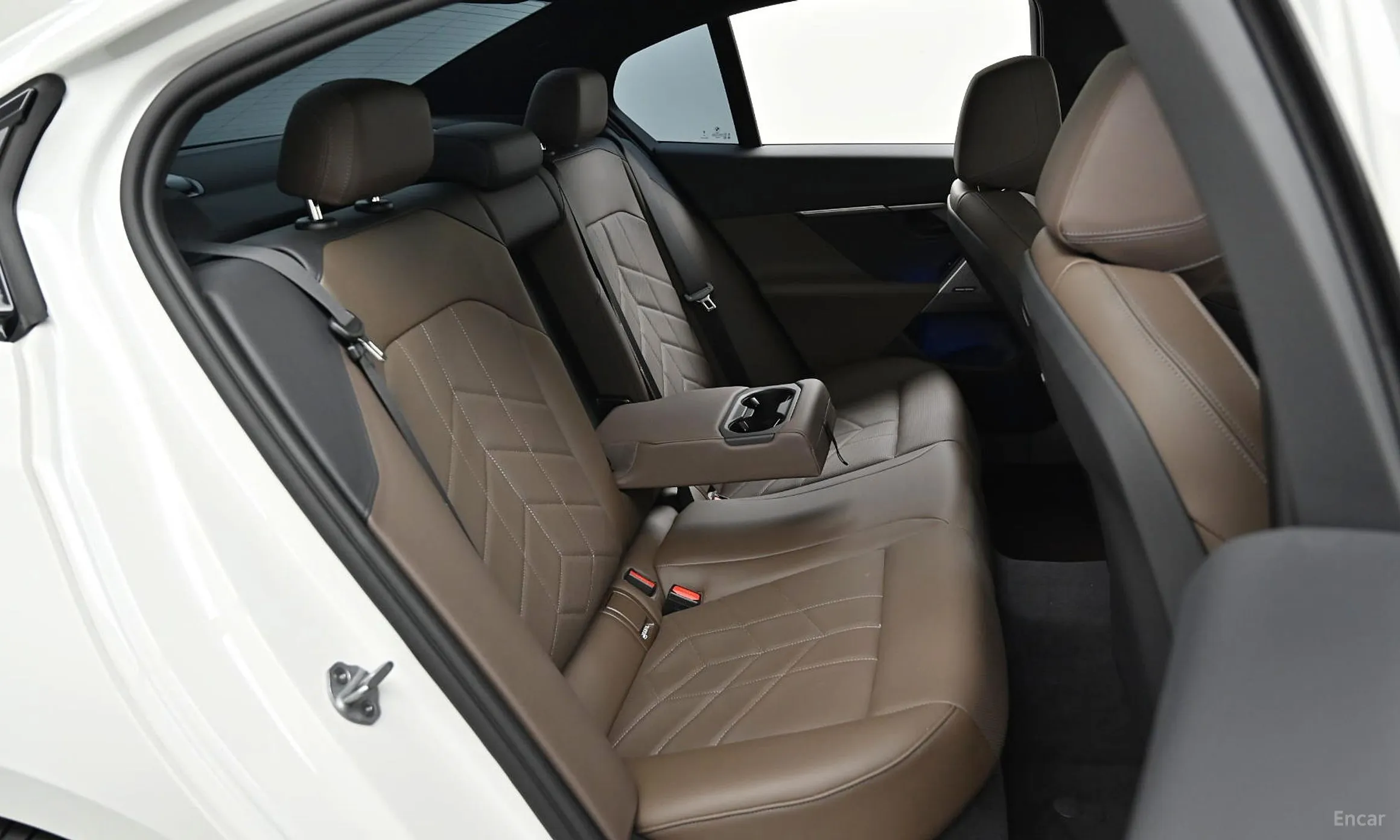 BMW 5 Series (G60) превью 12