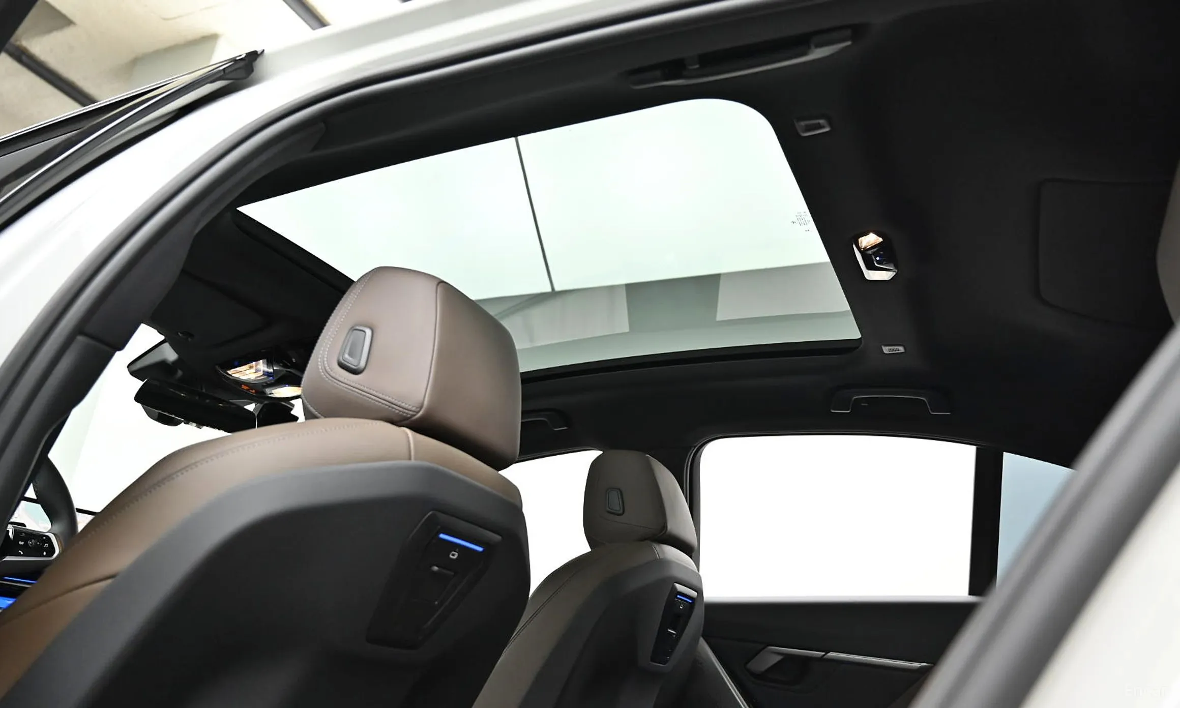 BMW 5 Series (G60) превью 19