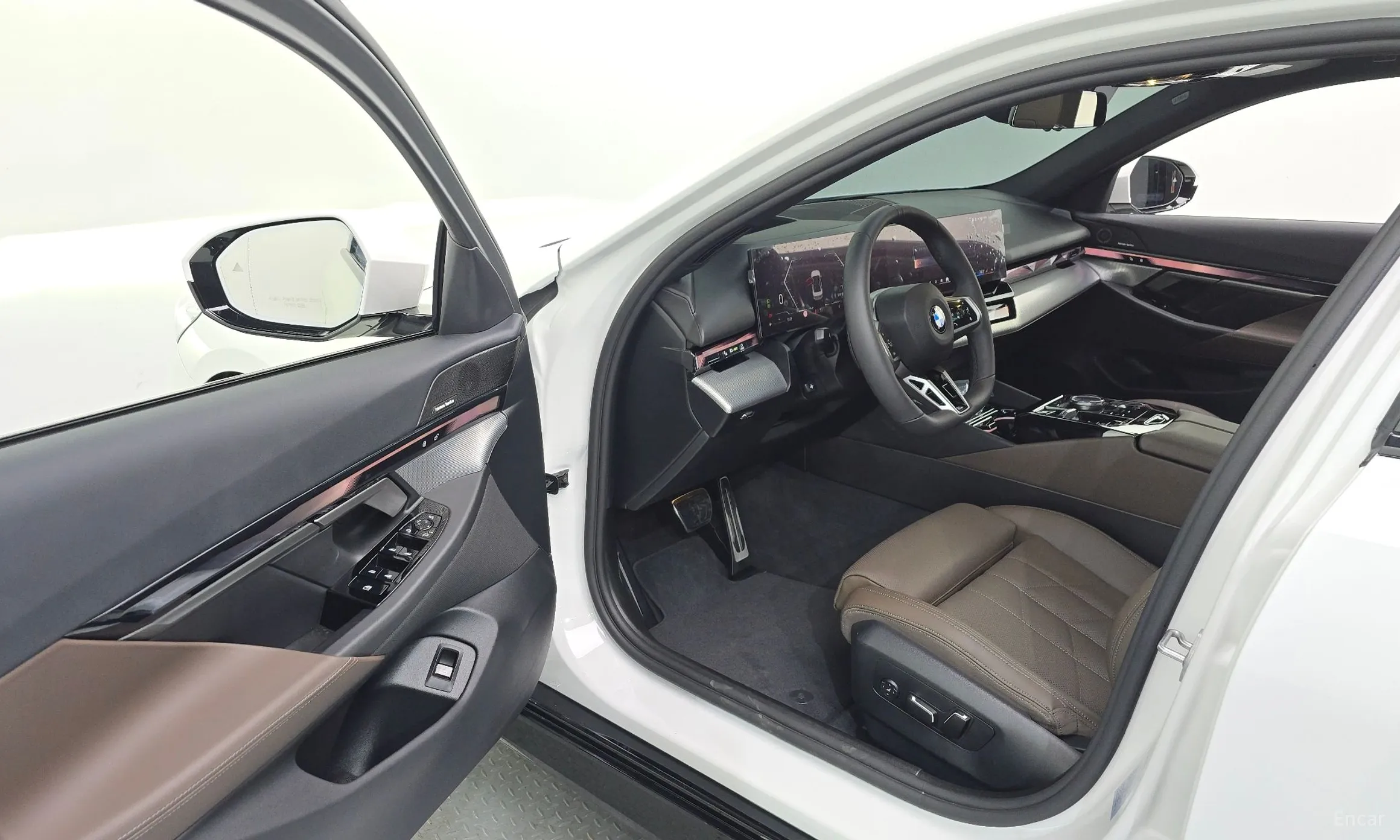 BMW 5 Series (G60) превью 10