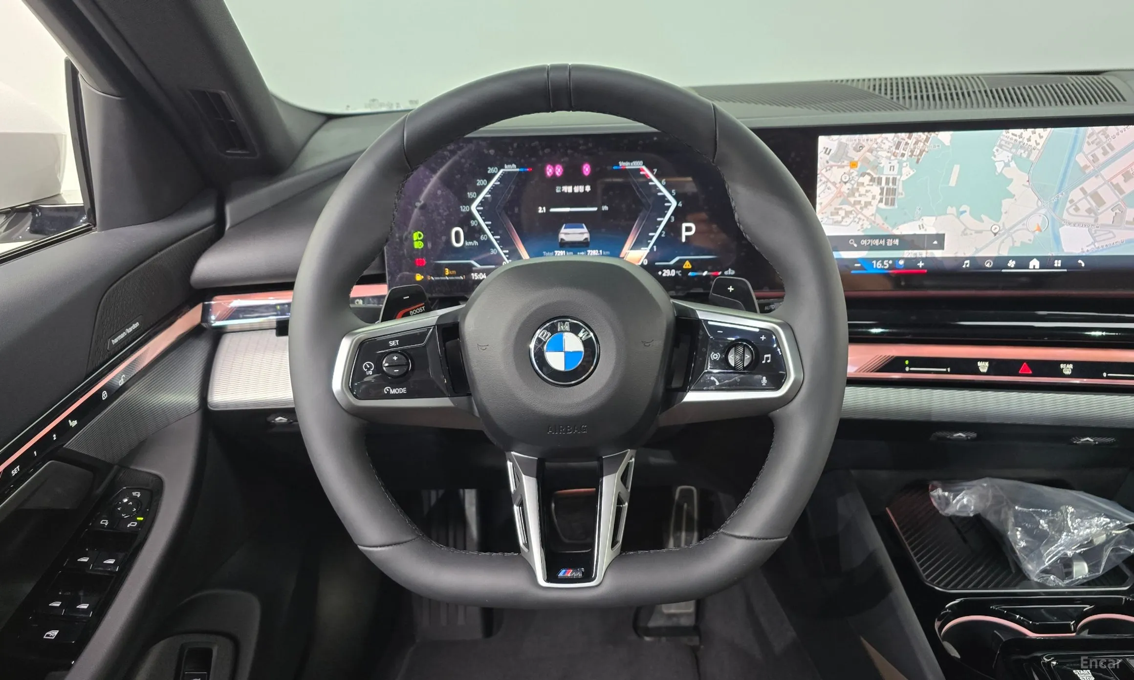 BMW 5 Series (G60) превью 15