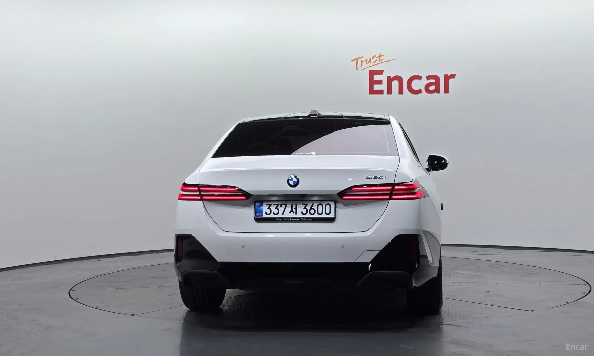 BMW 5 Series (G60) превью 4