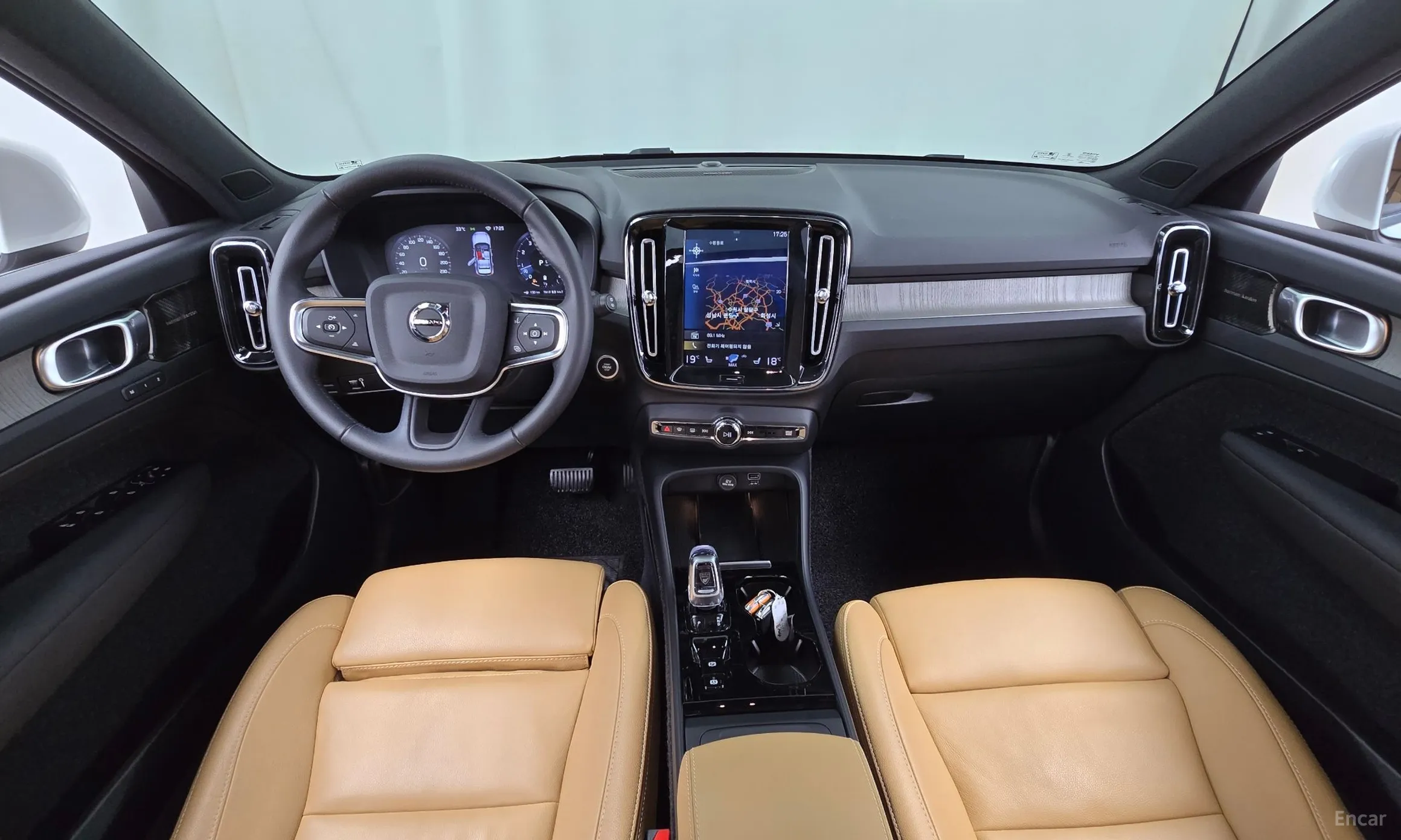 Volvo XC40 превью 7