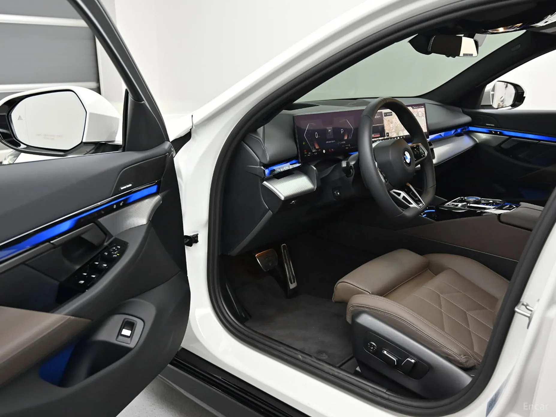 BMW 5 Series (G60) превью 11