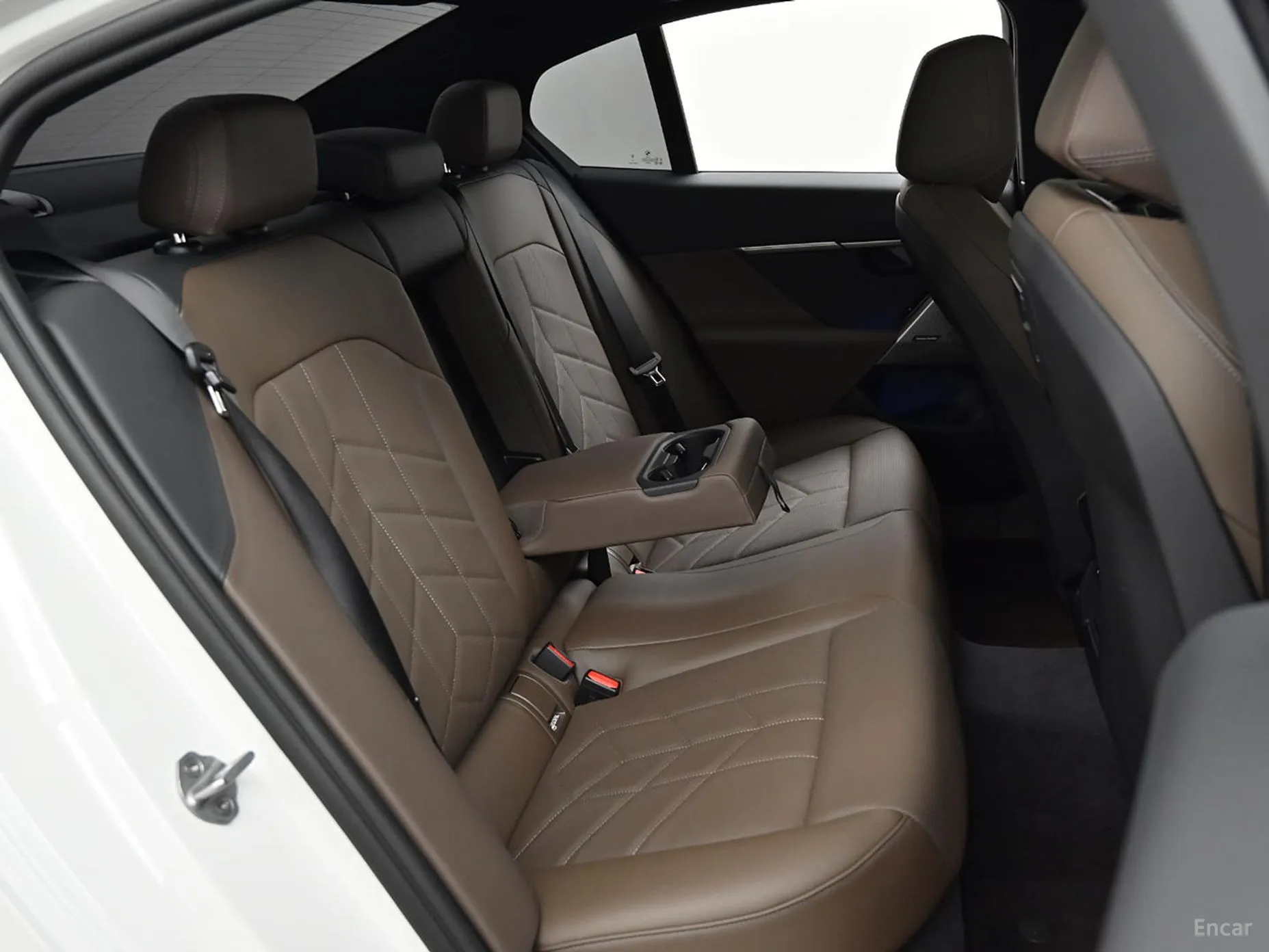 BMW 5 Series (G60) превью 12