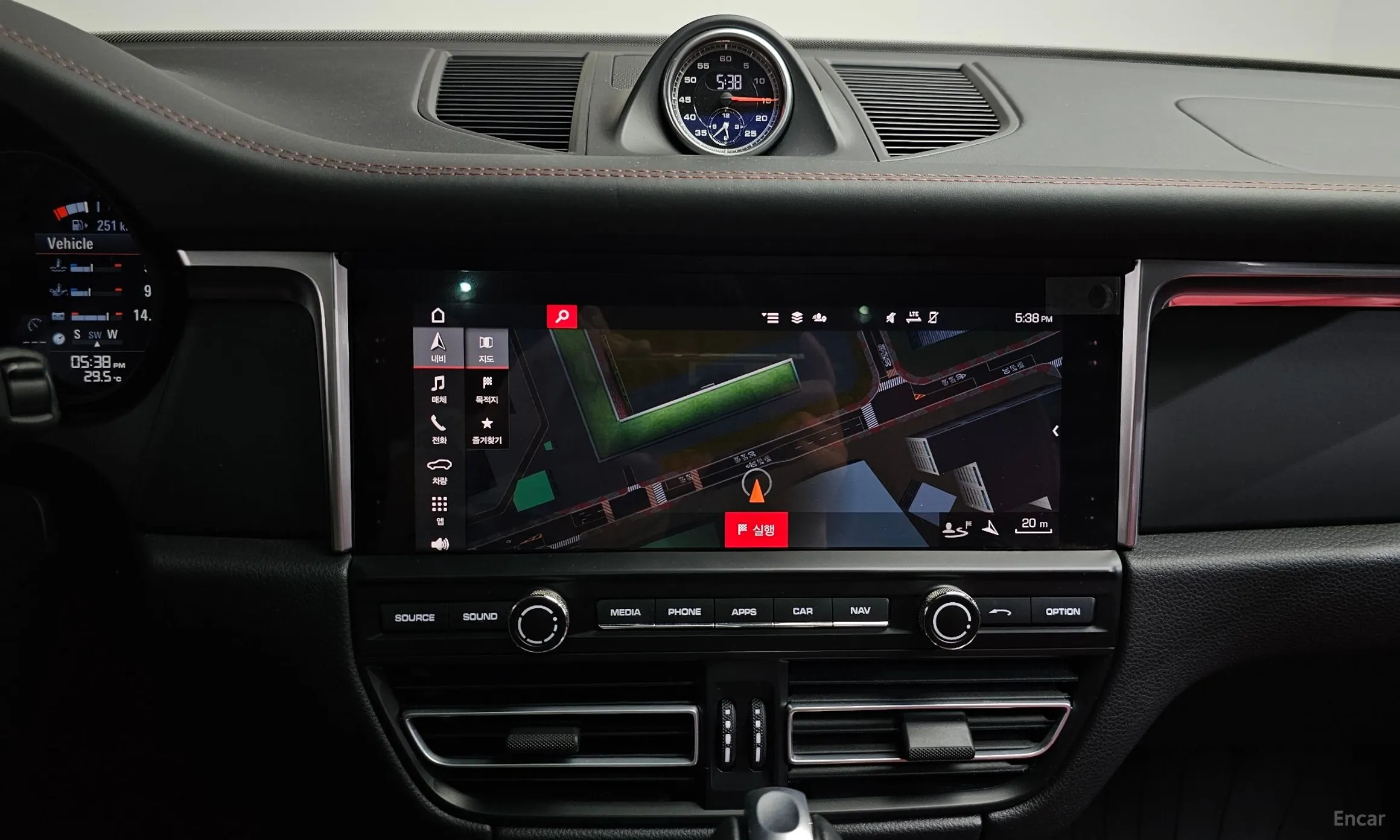 Porsche Macan превью 14