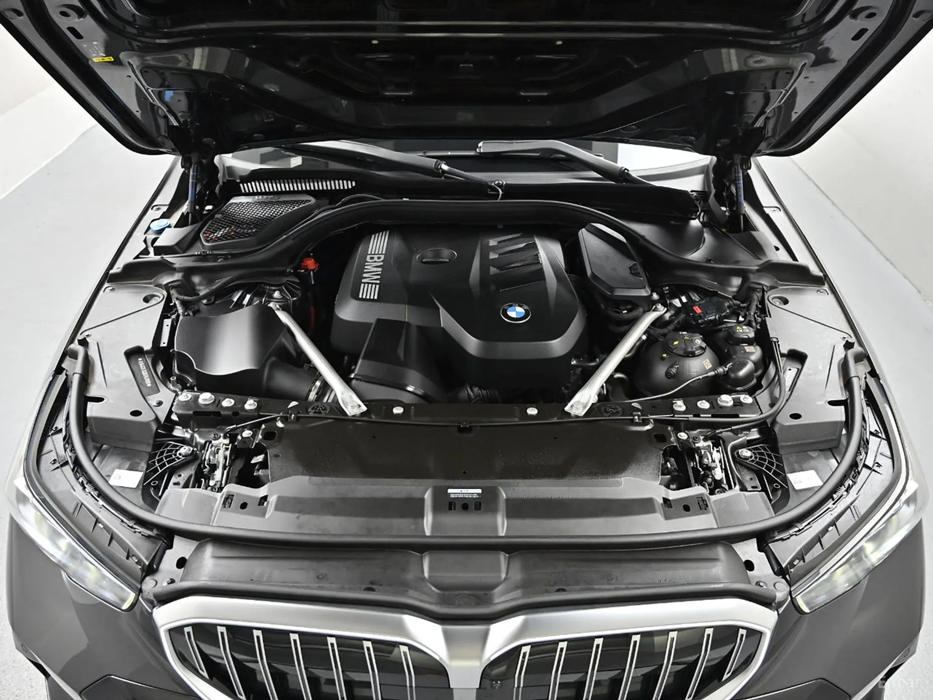 BMW 5 Series (G60) превью 8