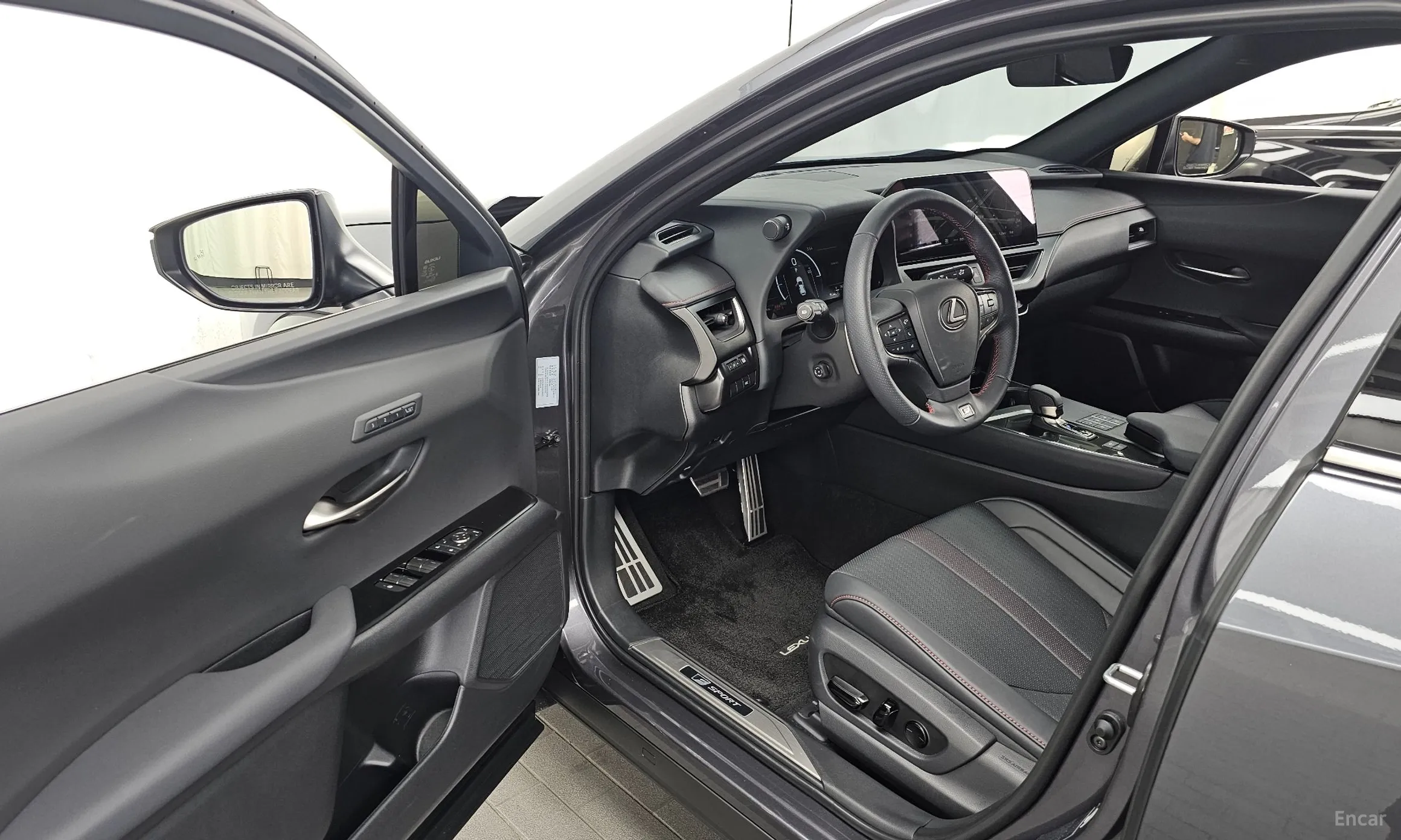 Lexus UX300h превью 10
