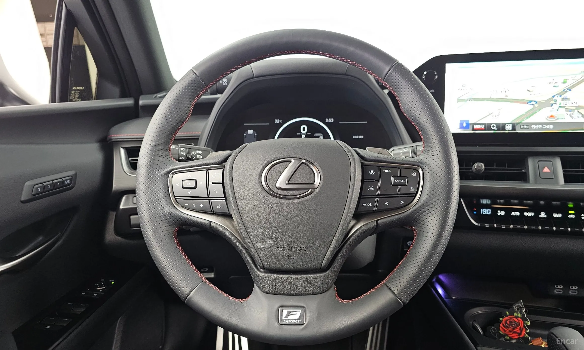 Lexus UX300h превью 13