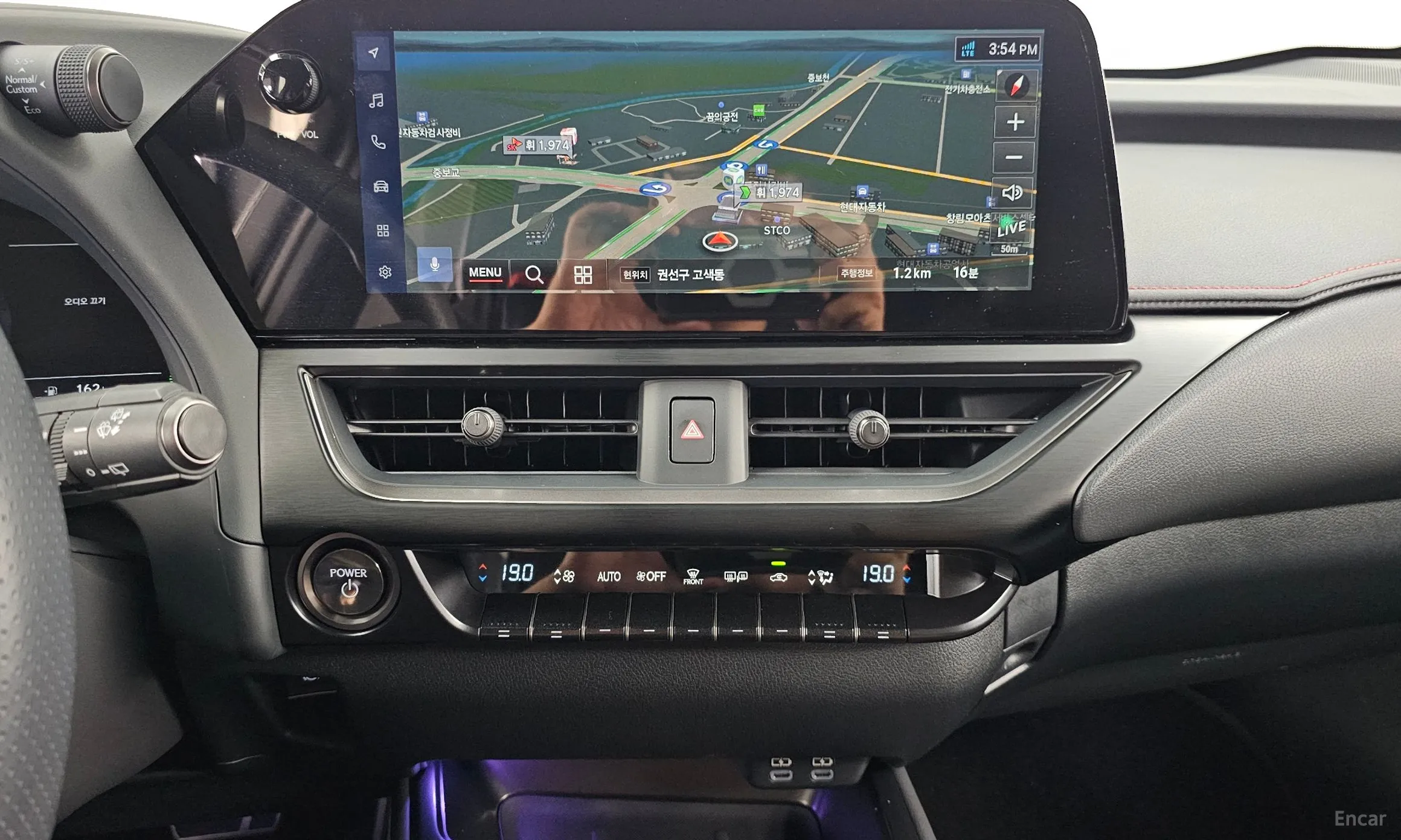 Lexus UX300h превью 14