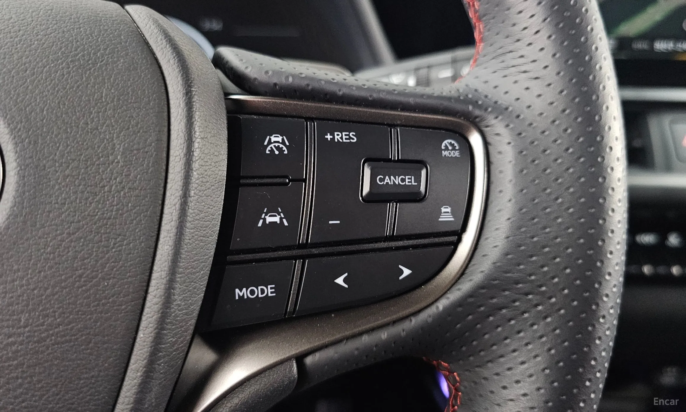 Lexus UX300h превью 17